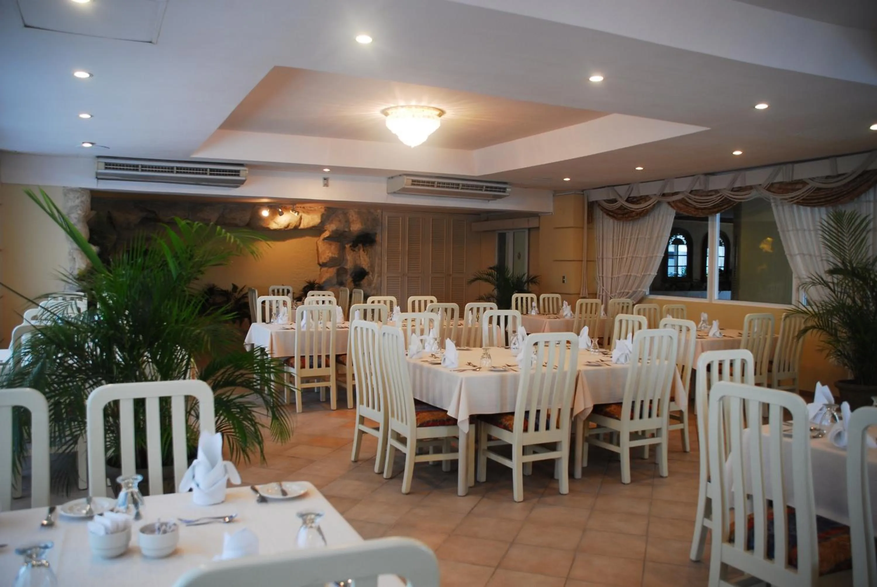 Restaurant/places to eat in Peten Esplendido