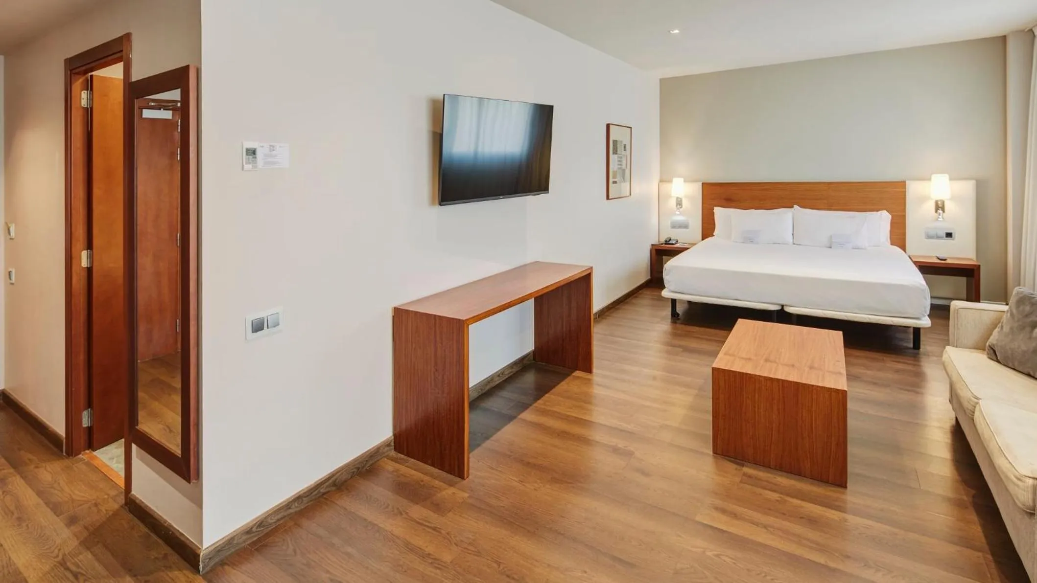 Photo of the whole room, Bed in Sercotel Ciutat de Montcada