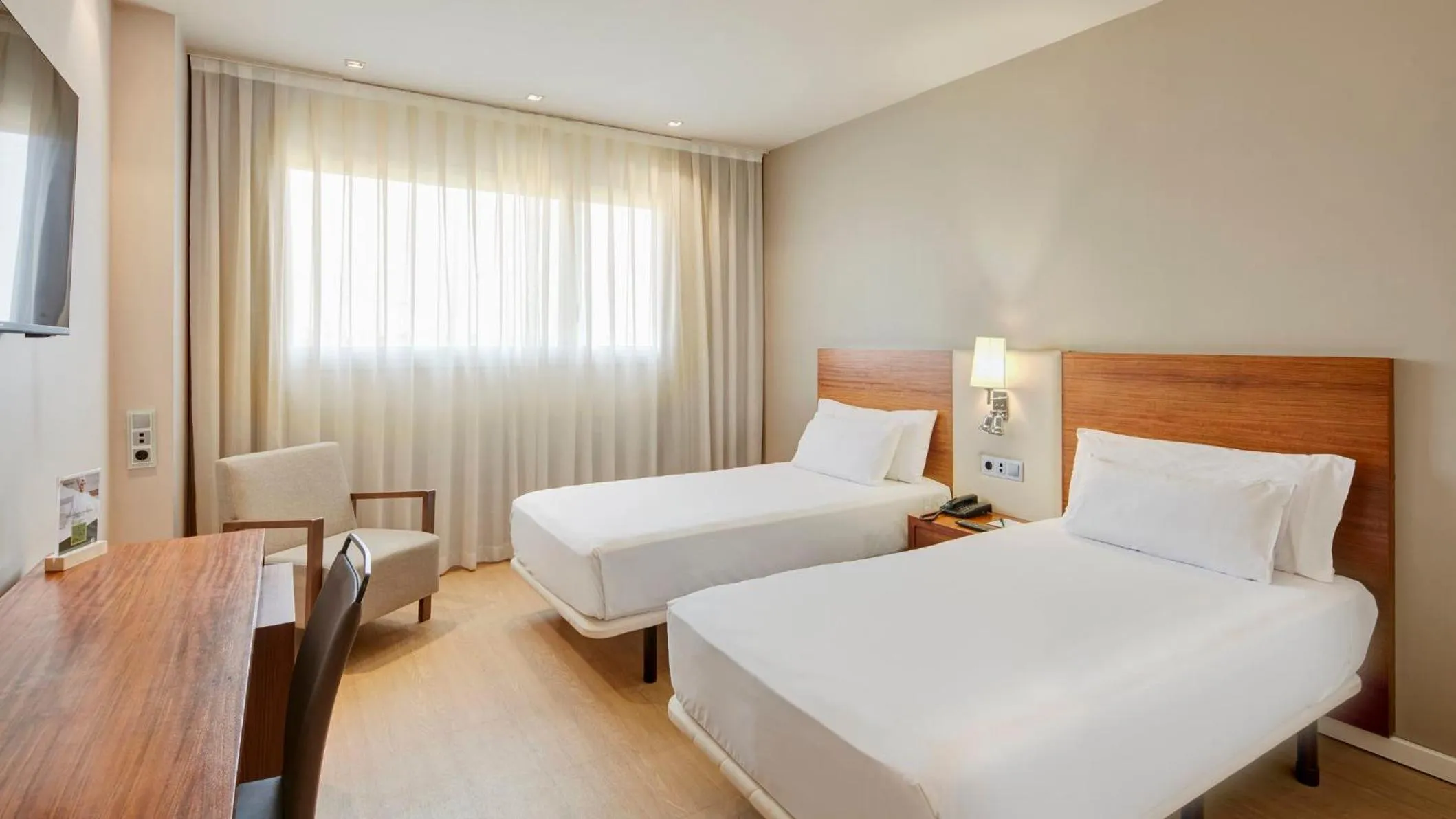 Photo of the whole room, Bed in Sercotel Ciutat de Montcada