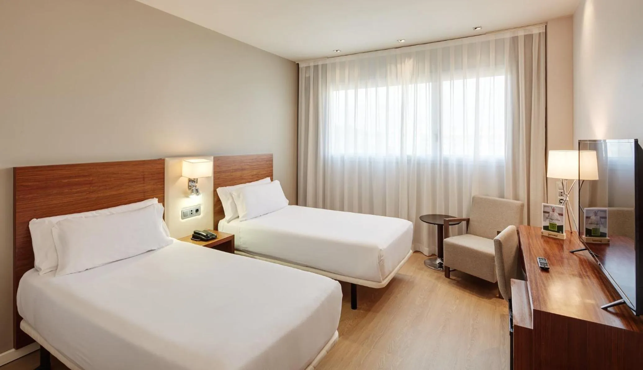 Photo of the whole room, Bed in Sercotel Ciutat de Montcada