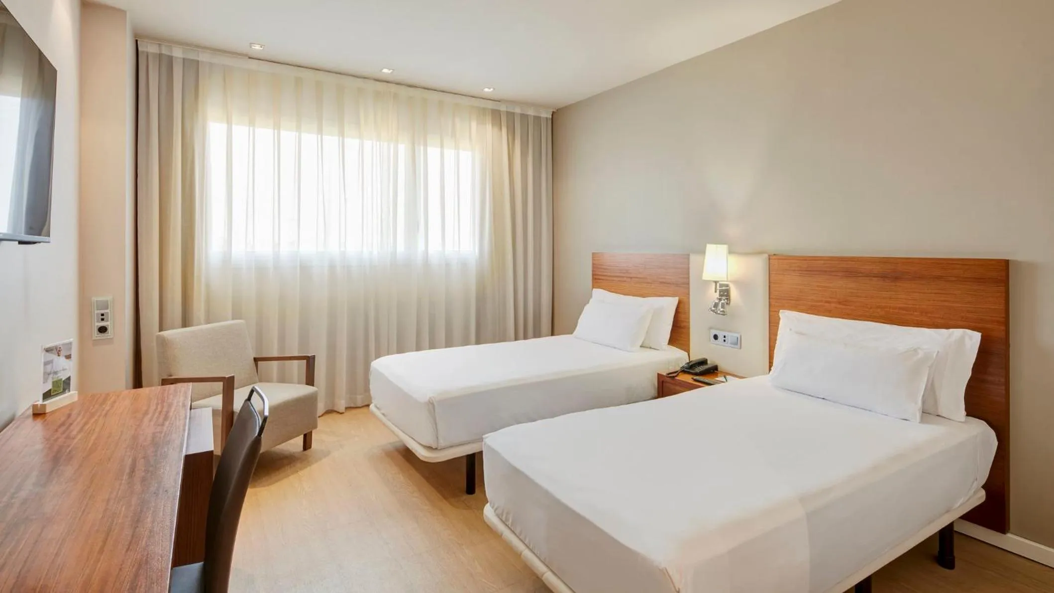 Photo of the whole room, Bed in Sercotel Ciutat de Montcada