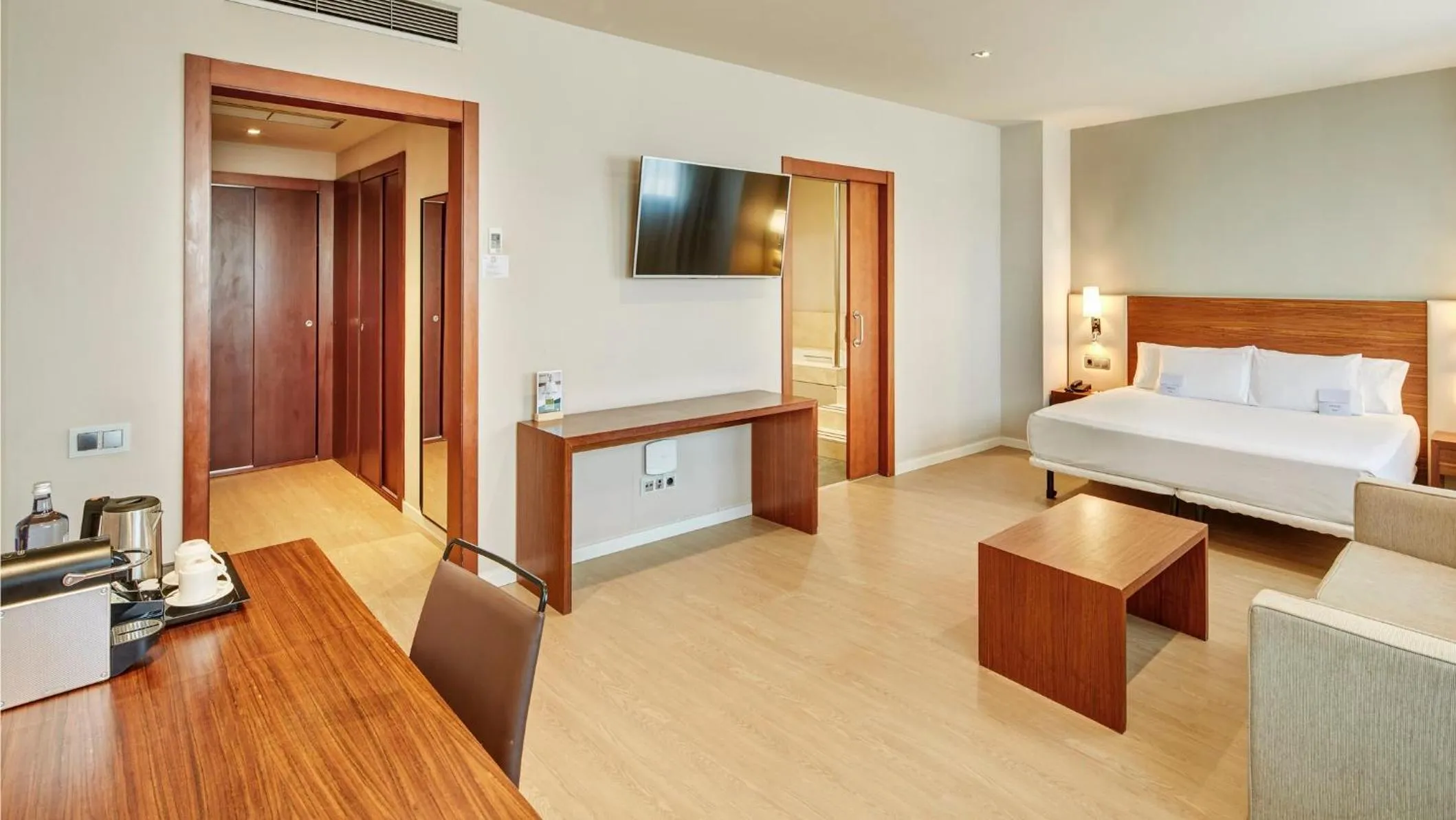 Photo of the whole room, Bed in Sercotel Ciutat de Montcada