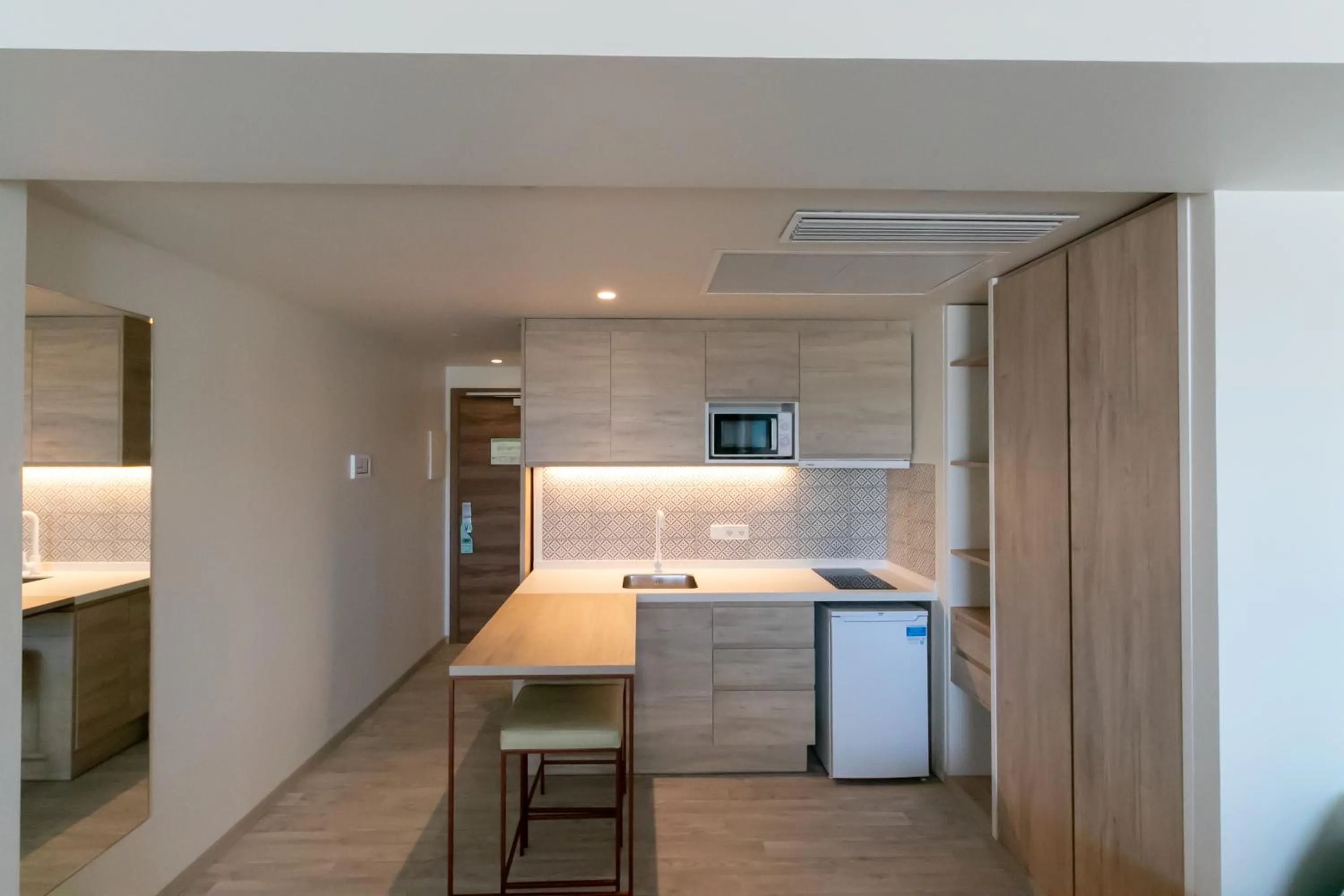Kitchen or kitchenette in The White Apartments