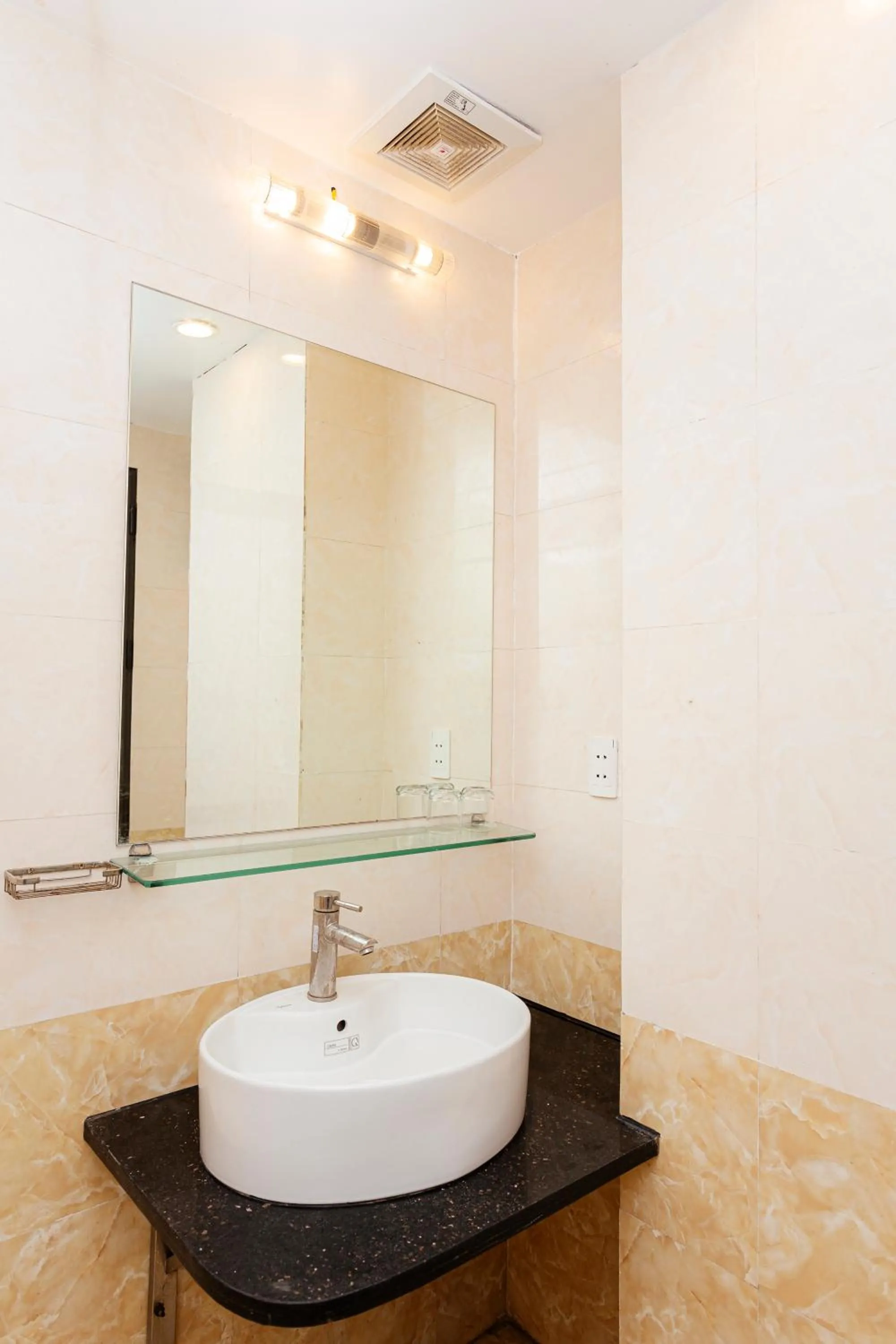 Toilet in Republic Hostel Cat Ba