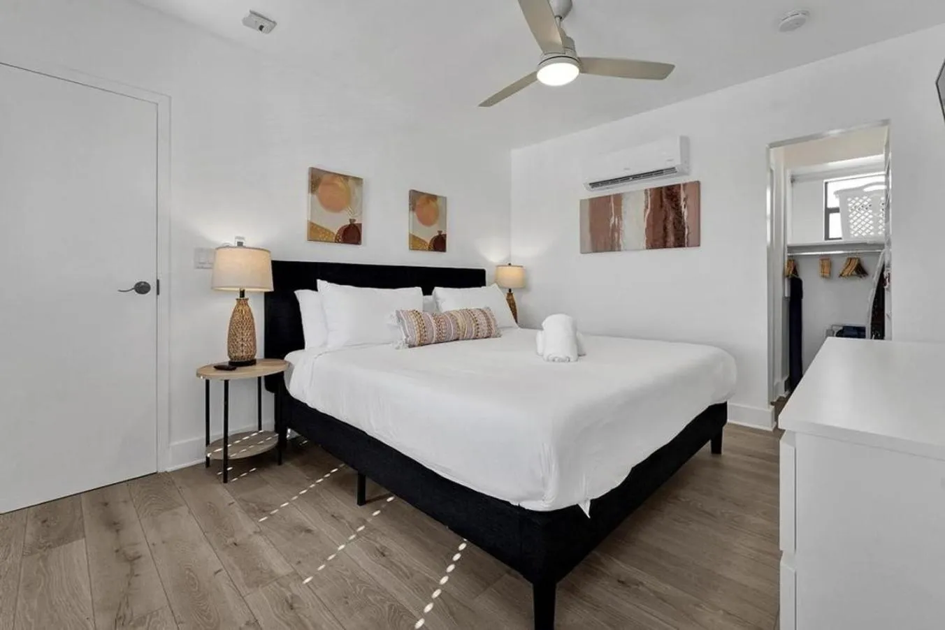 Bed in Waves On Walnut - Beach Access