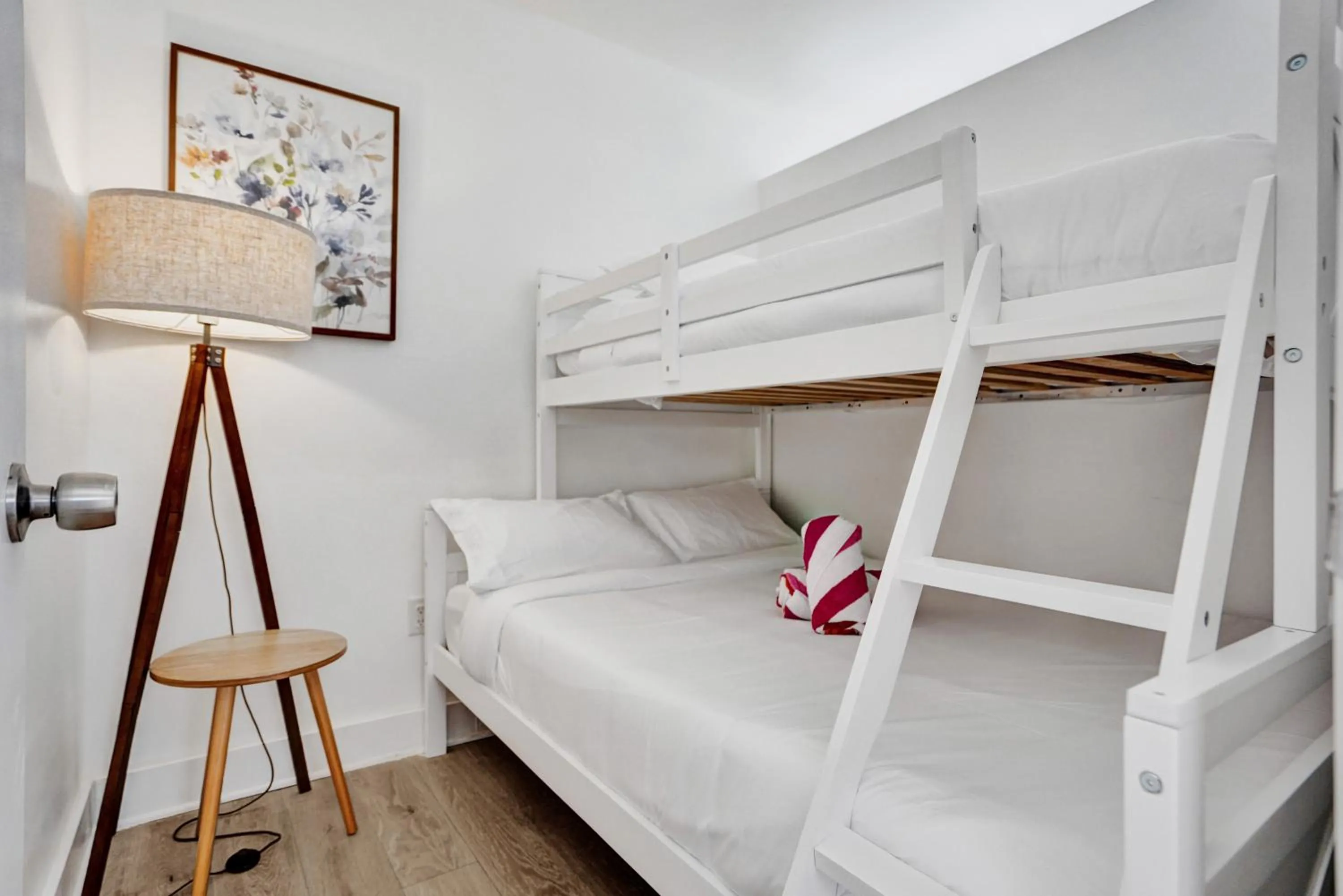 Bed in Waves On Walnut - Beach Access