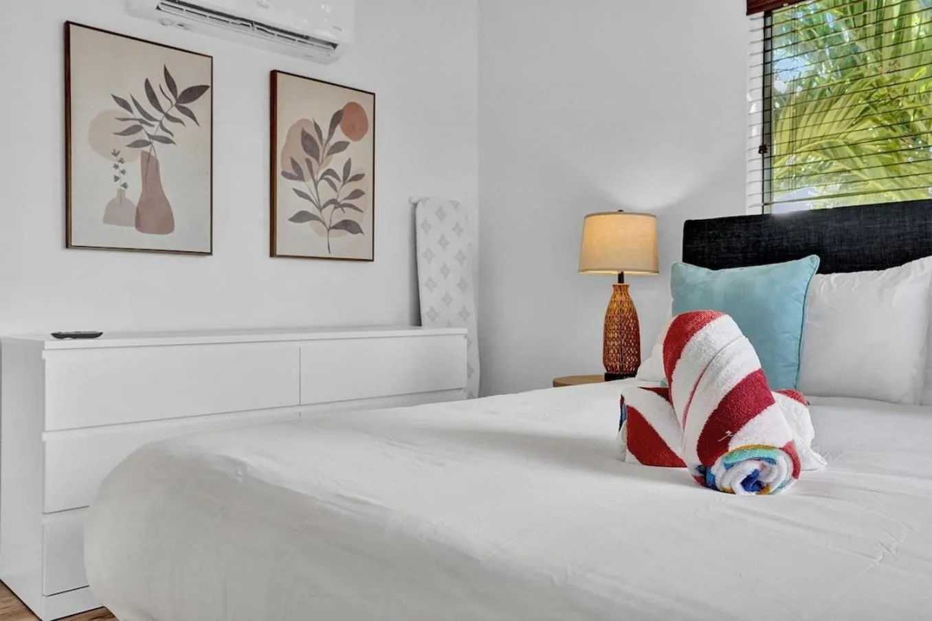 Bed in Waves On Walnut - Beach Access