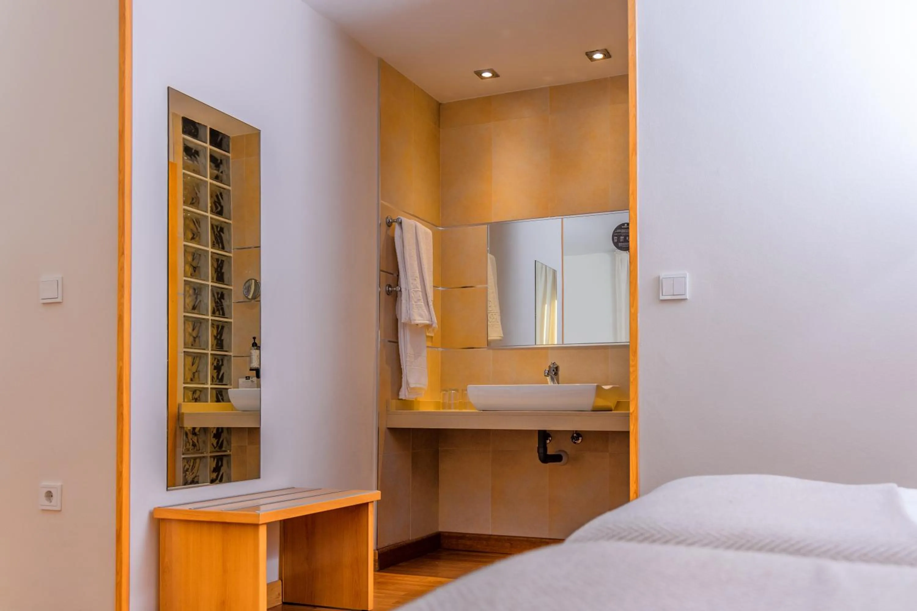 Bathroom, Bed in Hotel Serrano