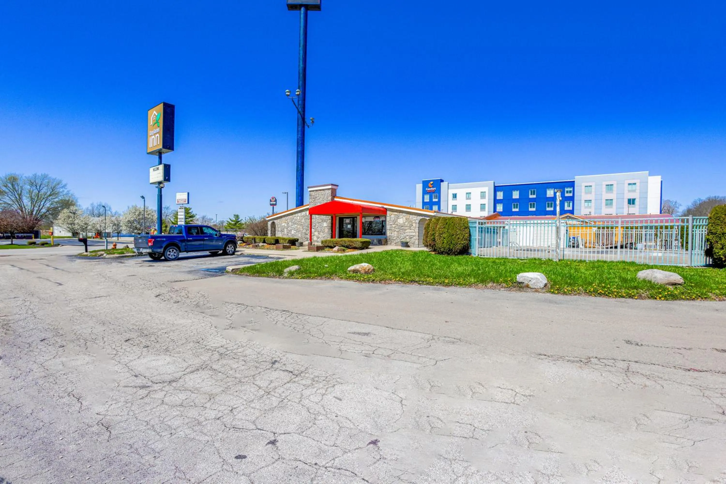 Property building in Cozy Garden Inn By OYO Hwy 40 Richmond