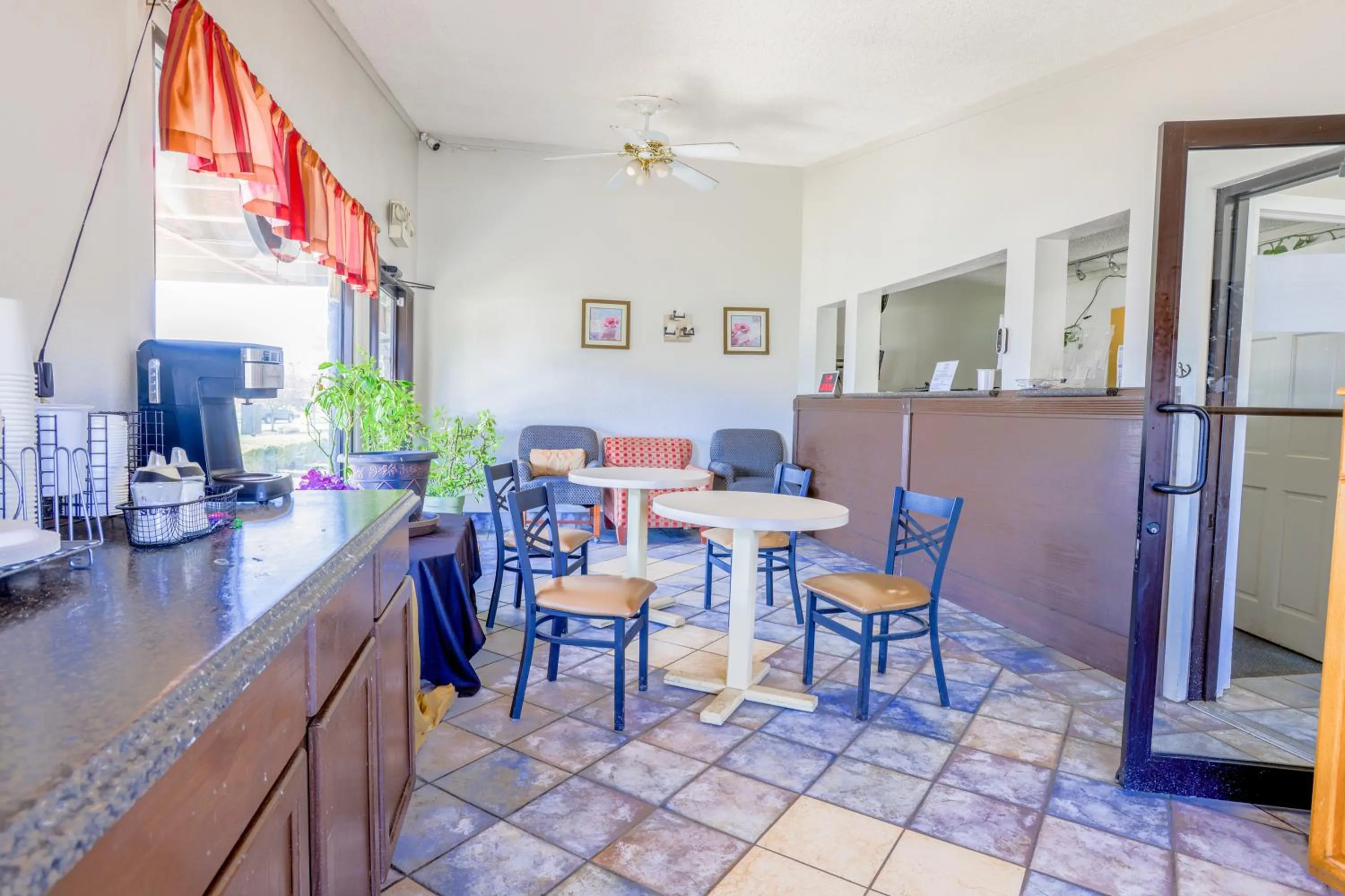 Seating area in Cozy Garden Inn By OYO Hwy 40 Richmond