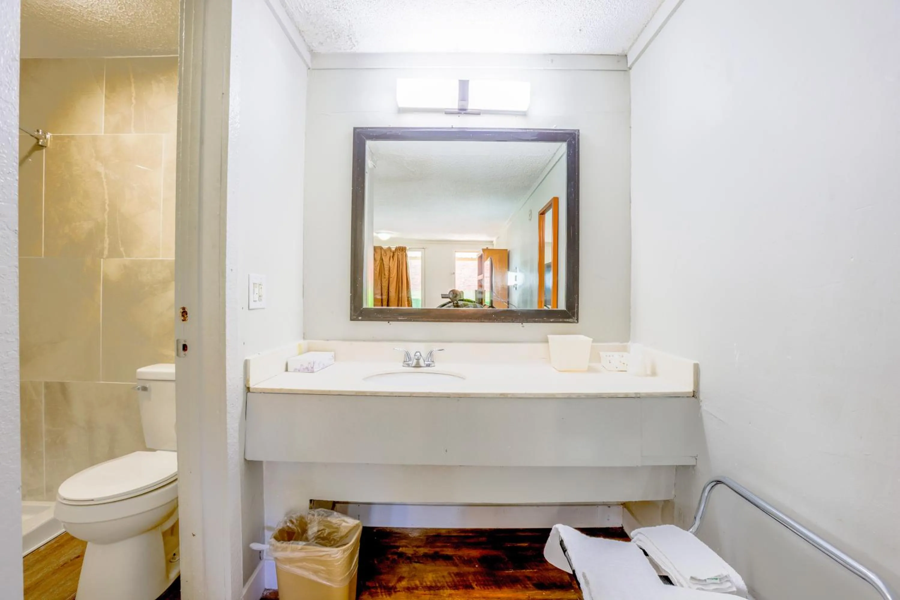 Bathroom in Cozy Garden Inn By OYO Hwy 40 Richmond