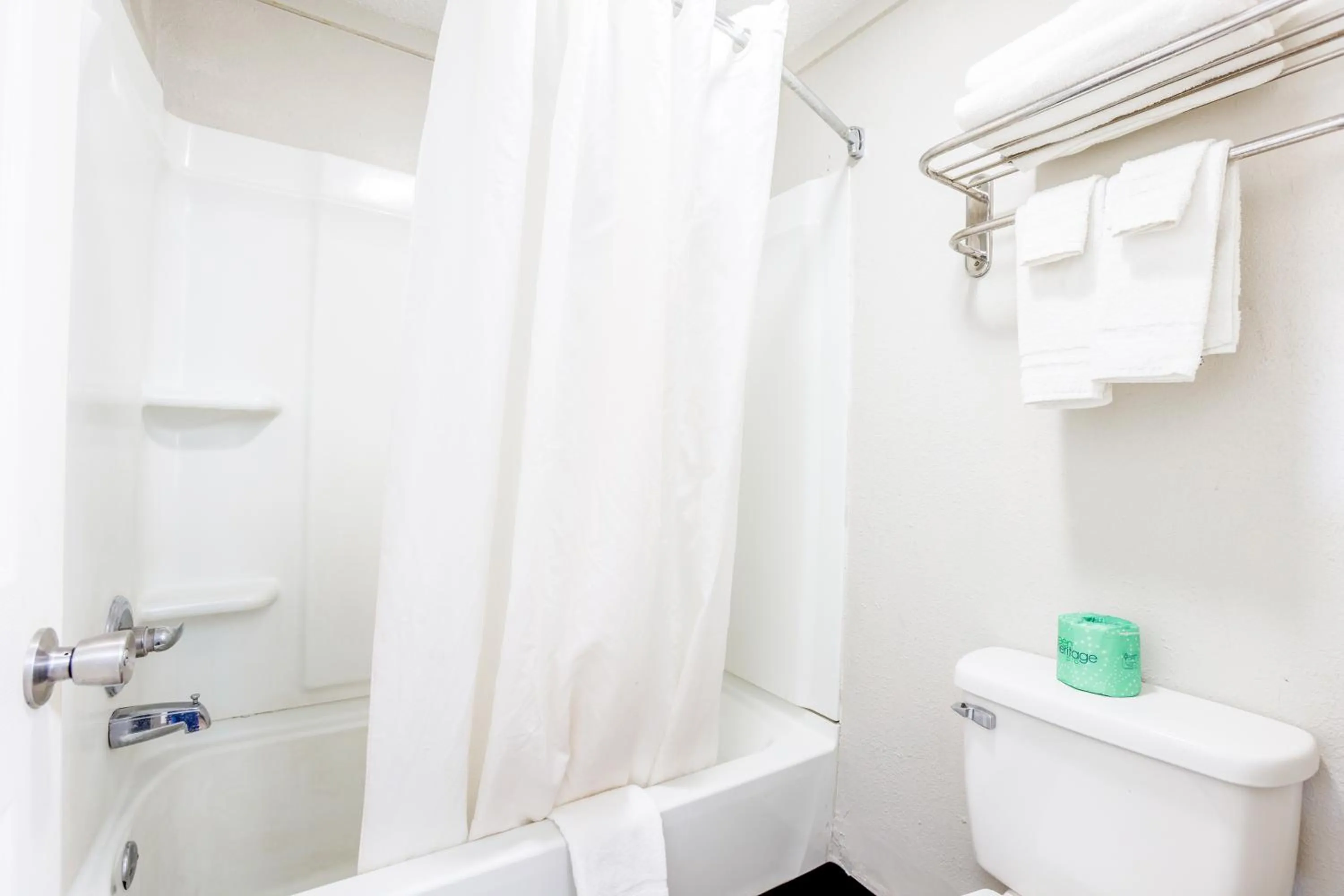 Bathroom in Cozy Garden Inn By OYO Hwy 40 Richmond