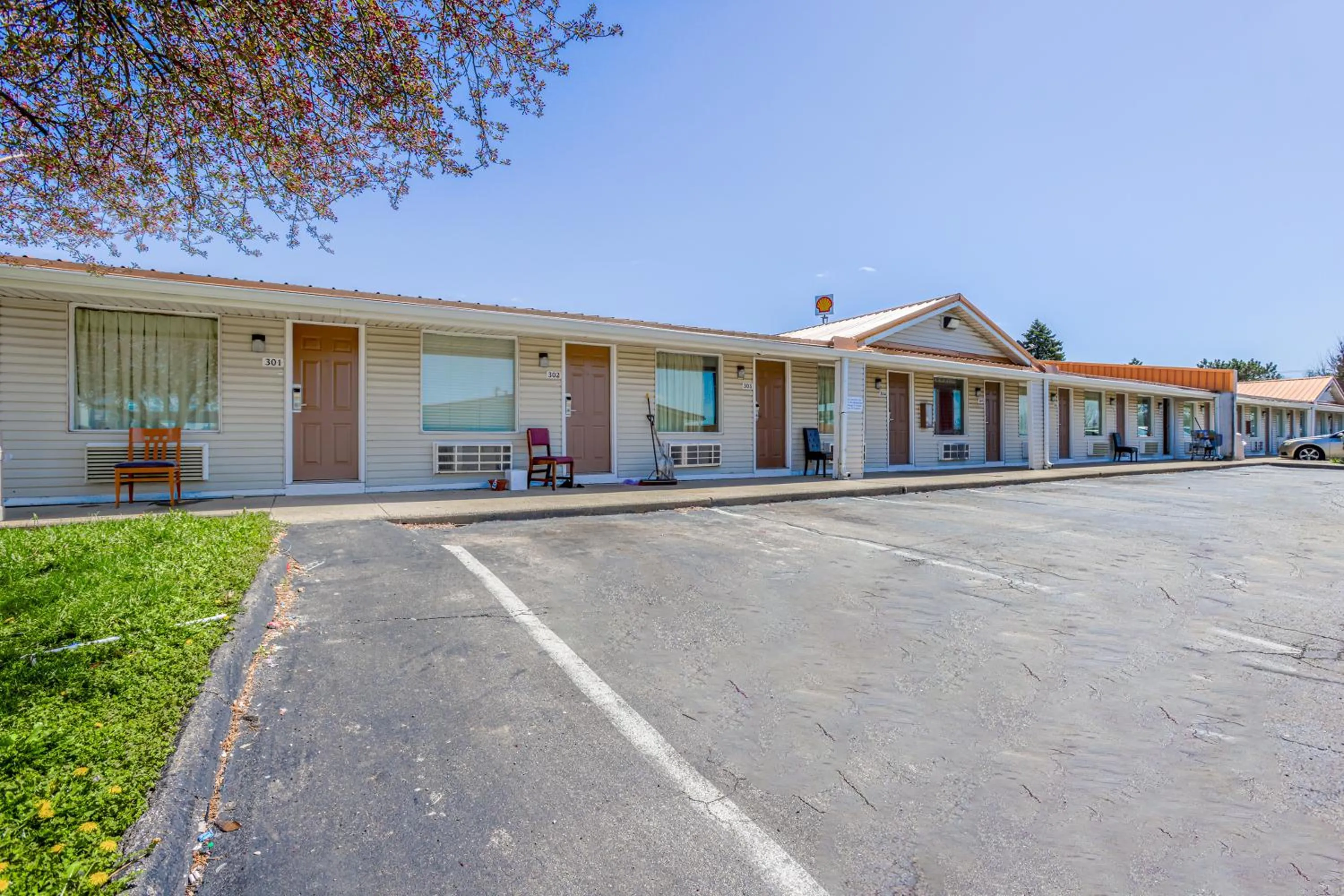 Property building in Cozy Garden Inn By OYO Hwy 40 Richmond