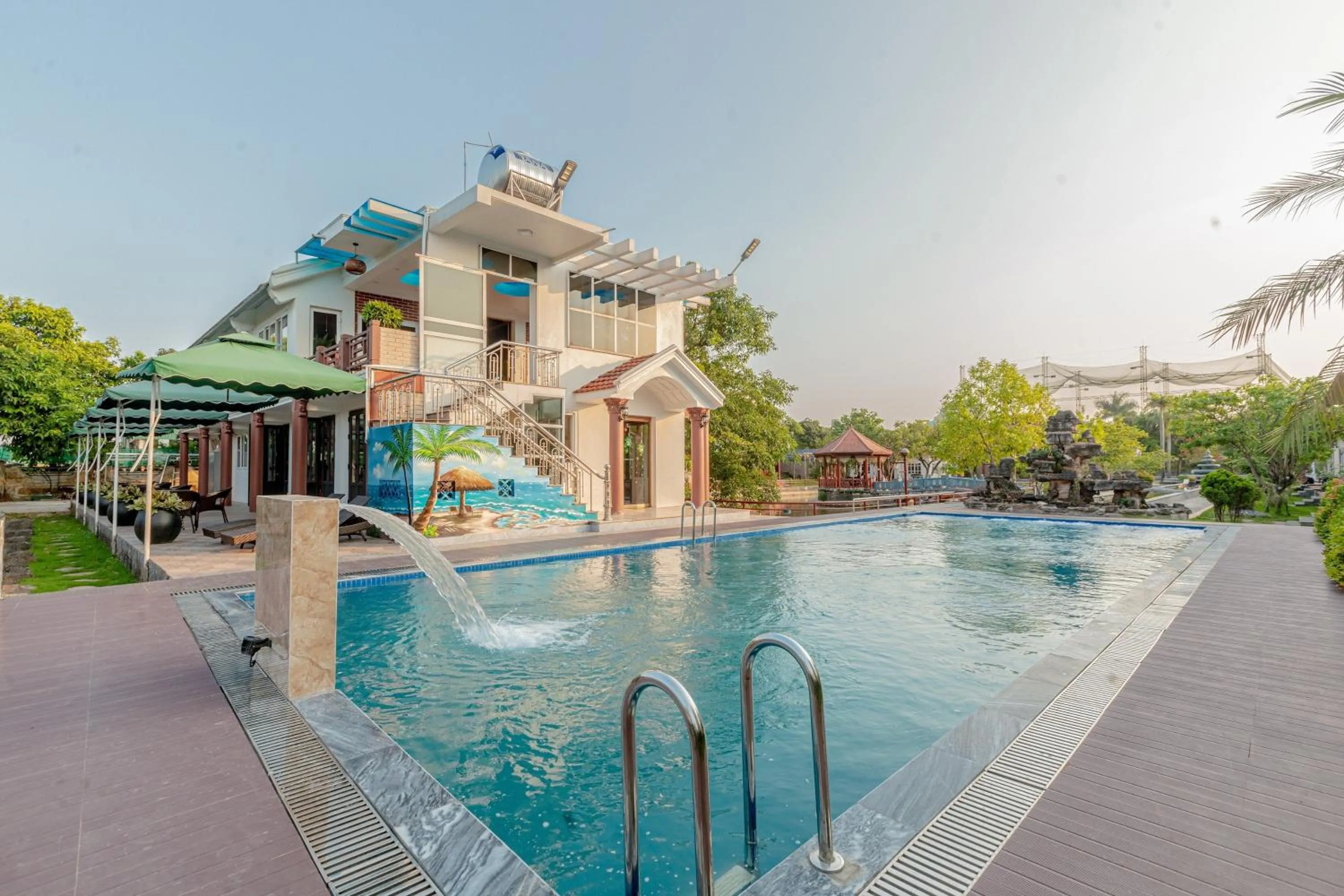 Swimming pool in Hoa Lu Garden Resort