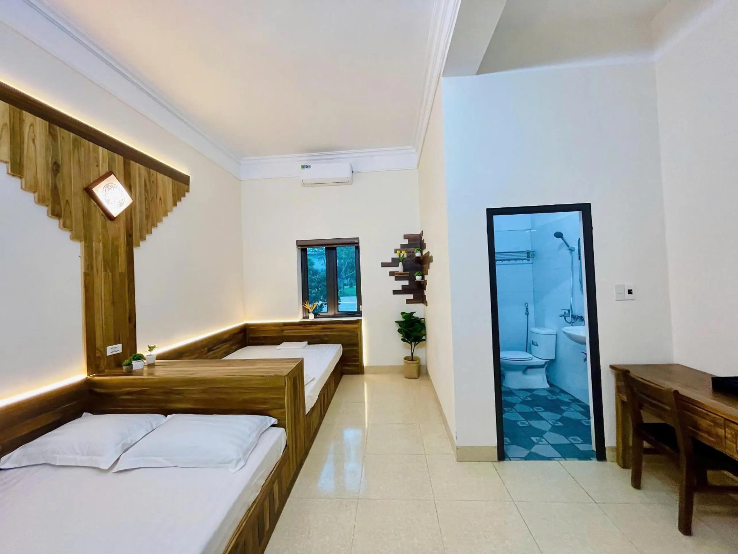 Shower, Bed in Hoa Lu Garden Resort