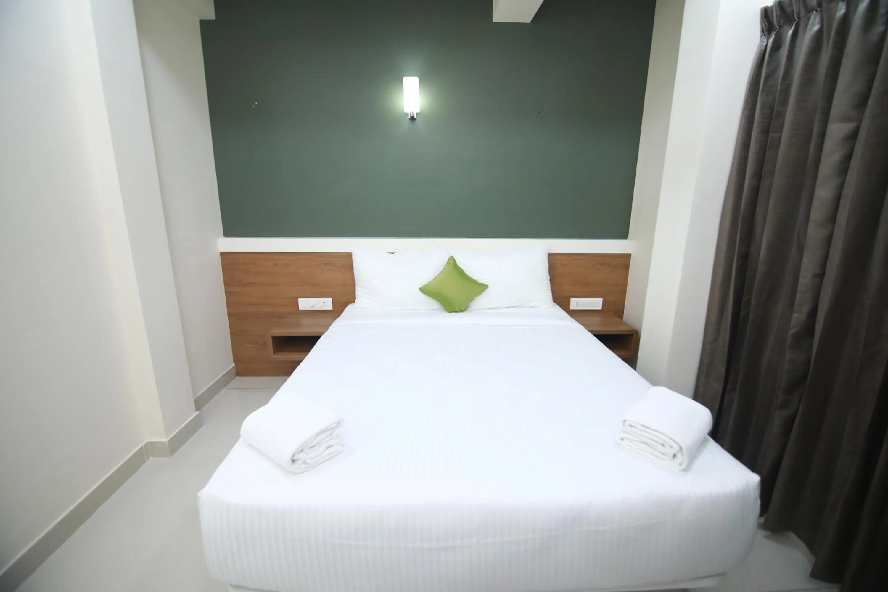 Bedroom, Bed in Hotel Royal Blooms