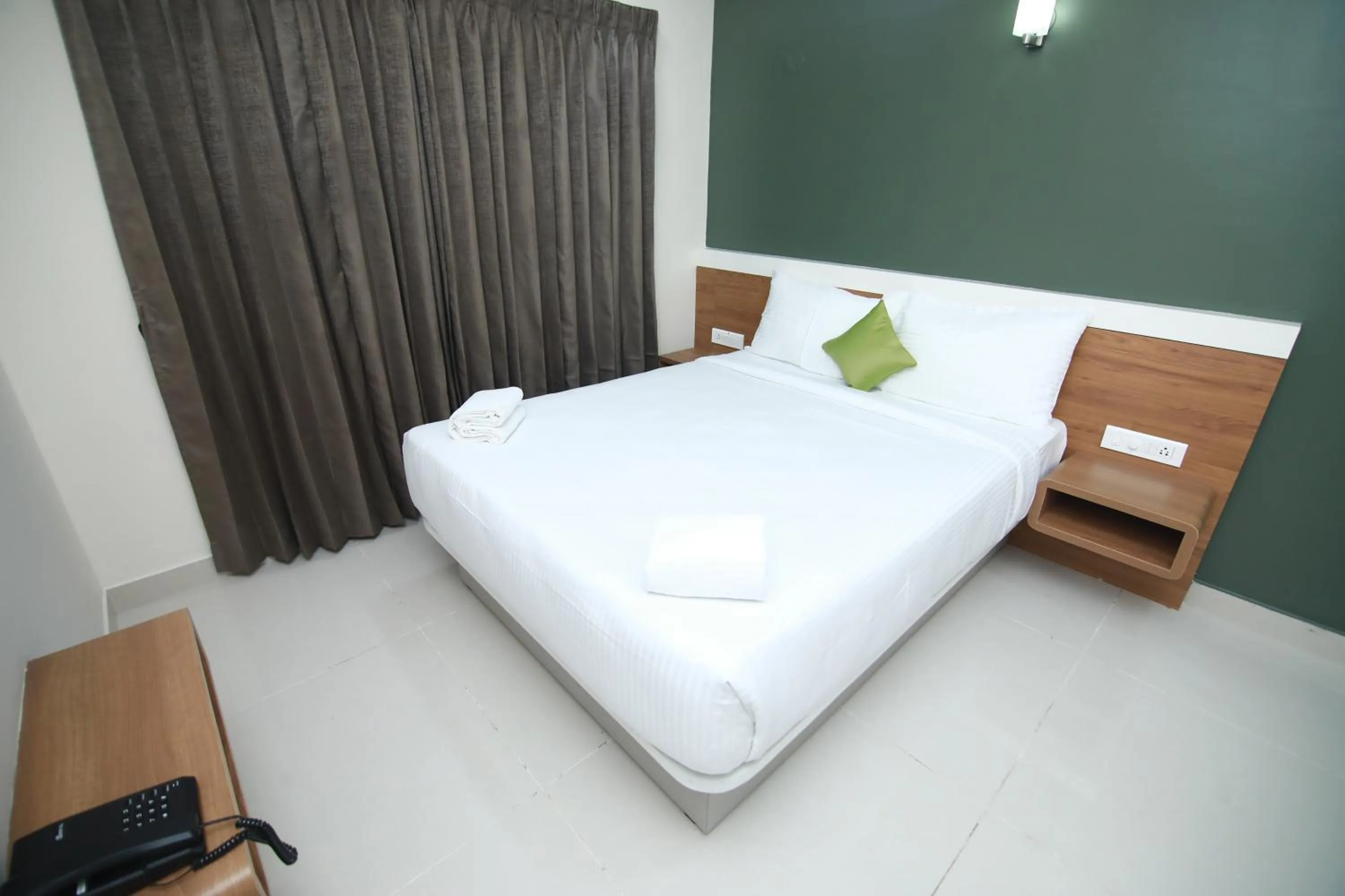 Bedroom, Bed in Hotel Royal Blooms