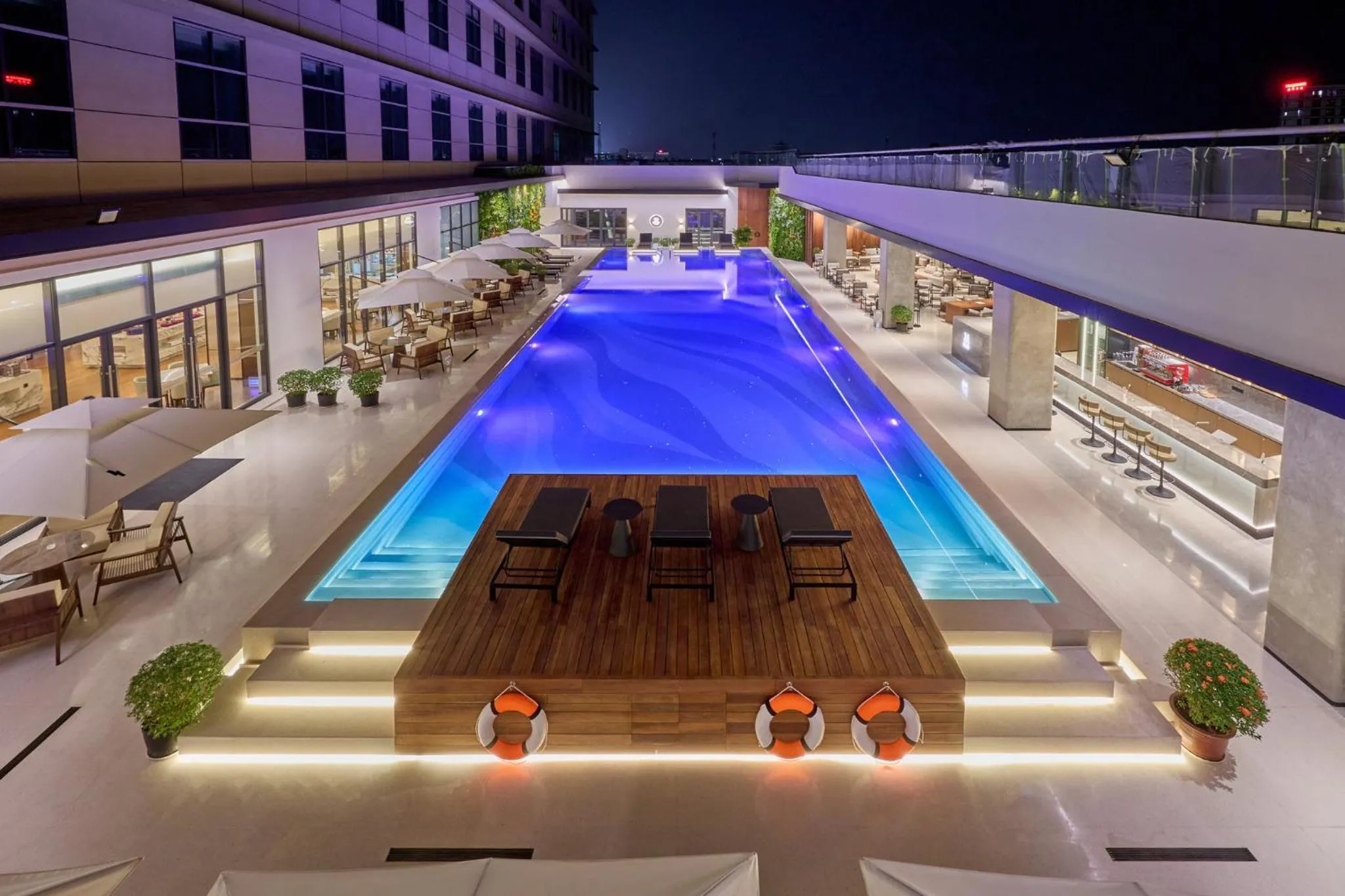 Swimming pool in Crowne Plaza Phnom Penh by IHG 金边皇冠假日酒店 Former VM Hotel