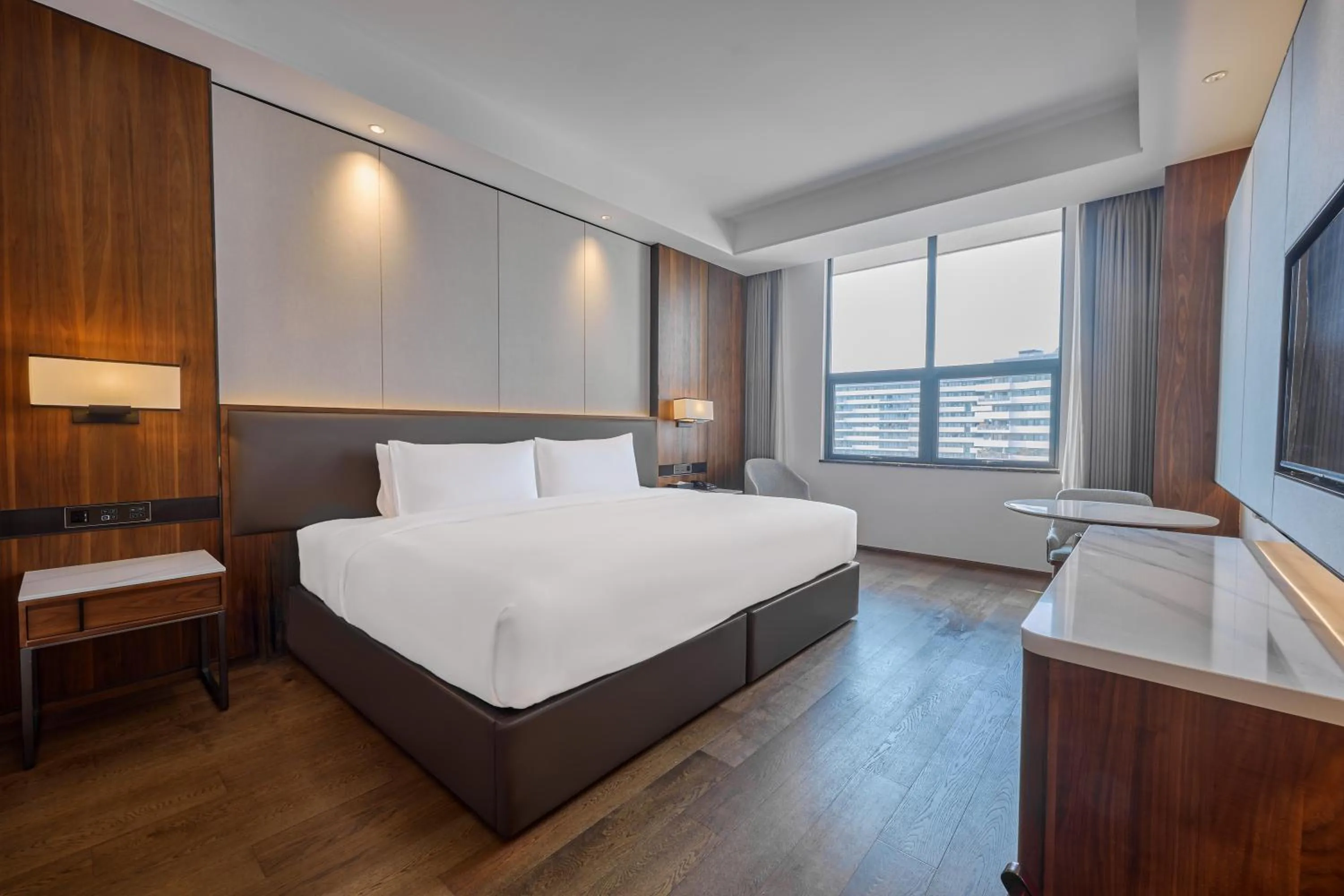 Bedroom, Bed in Crowne Plaza Phnom Penh by IHG 金边皇冠假日酒店 Former VM Hotel