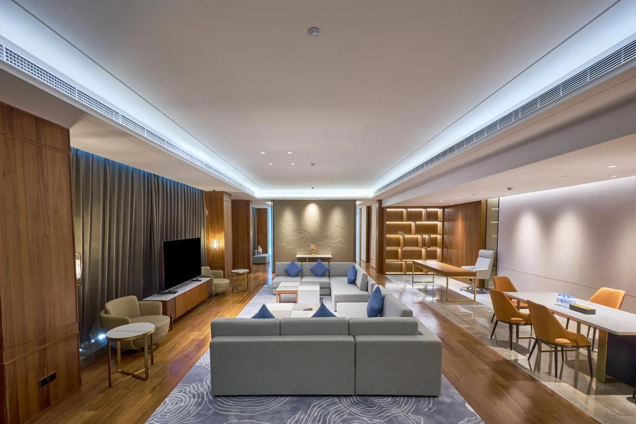 Photo of the whole room, Bed in Crowne Plaza Phnom Penh by IHG 金边皇冠假日酒店 Former VM Hotel