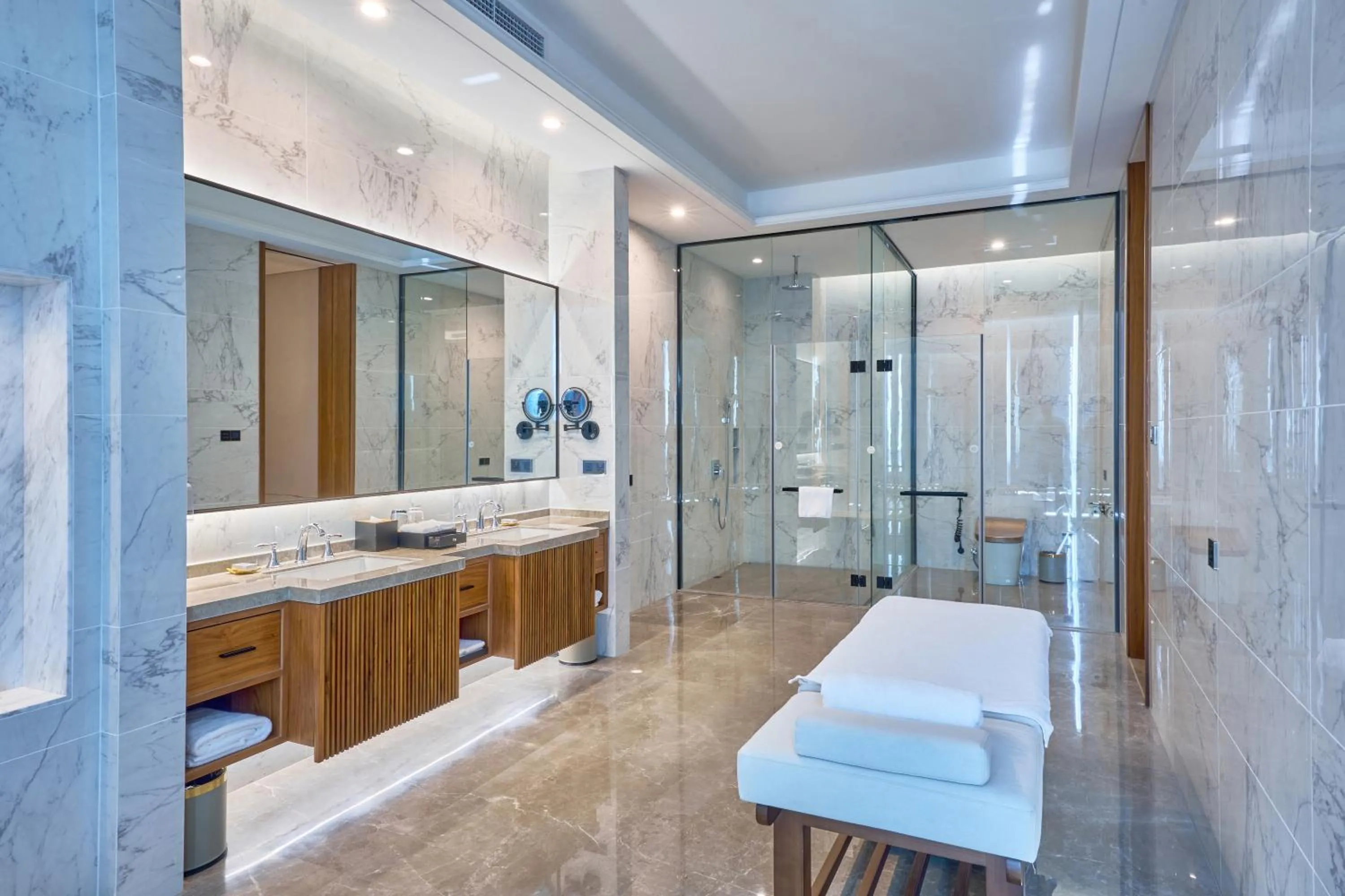Bathroom in Crowne Plaza Phnom Penh by IHG 金边皇冠假日酒店 Former VM Hotel