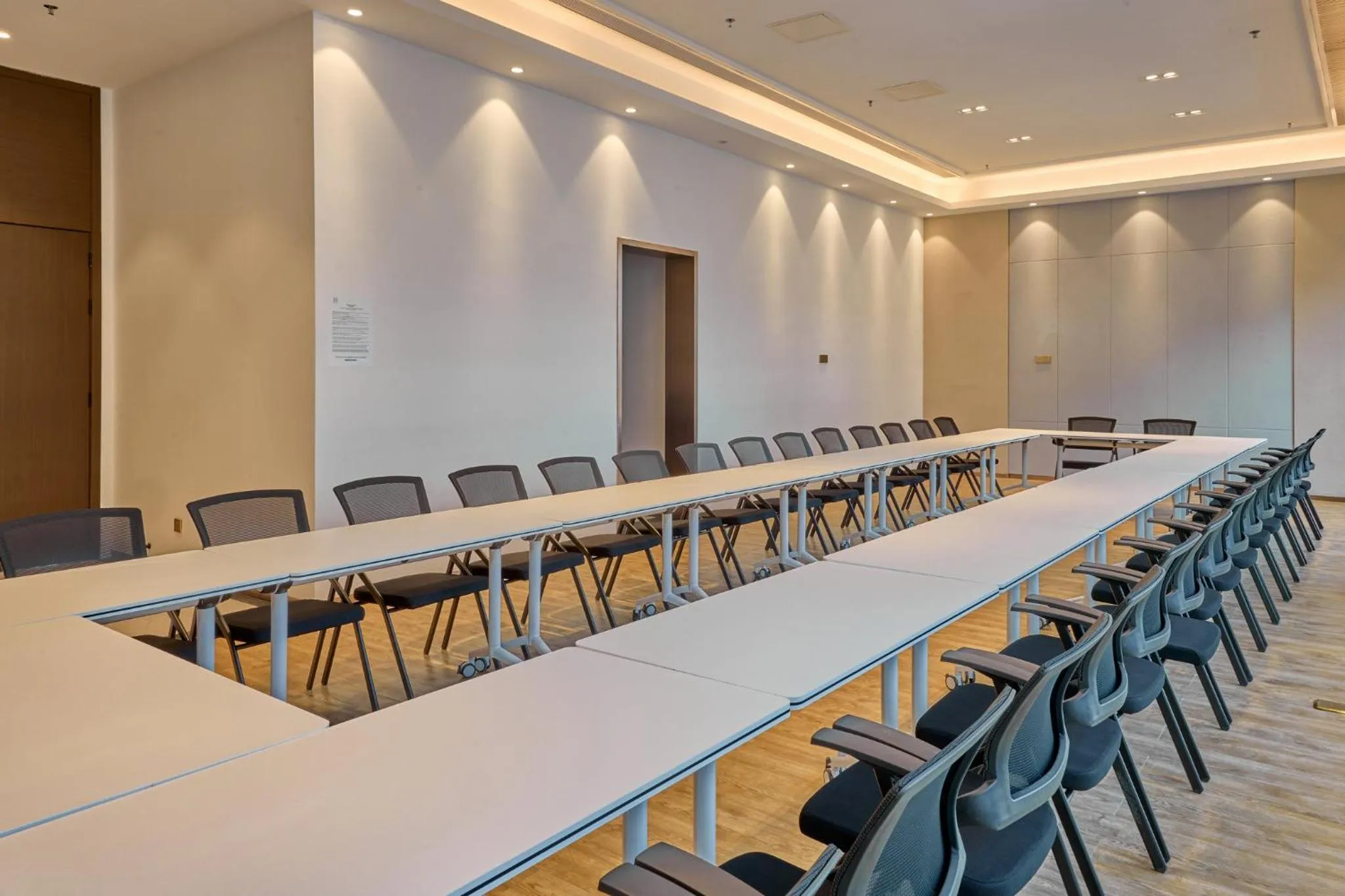 Meeting/conference room in Crowne Plaza Phnom Penh by IHG 金边皇冠假日酒店 Former VM Hotel