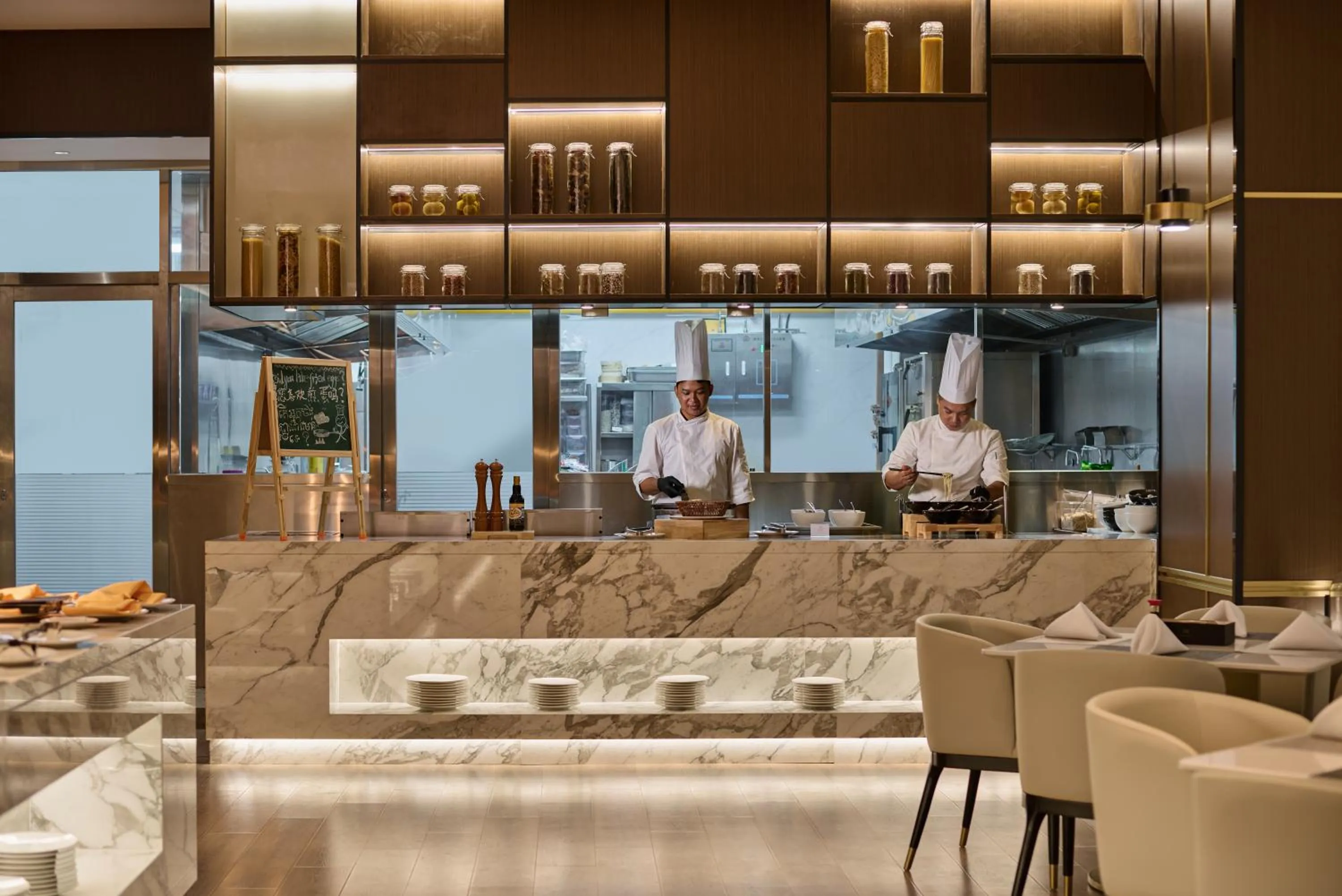 Restaurant/places to eat in VM Hotel