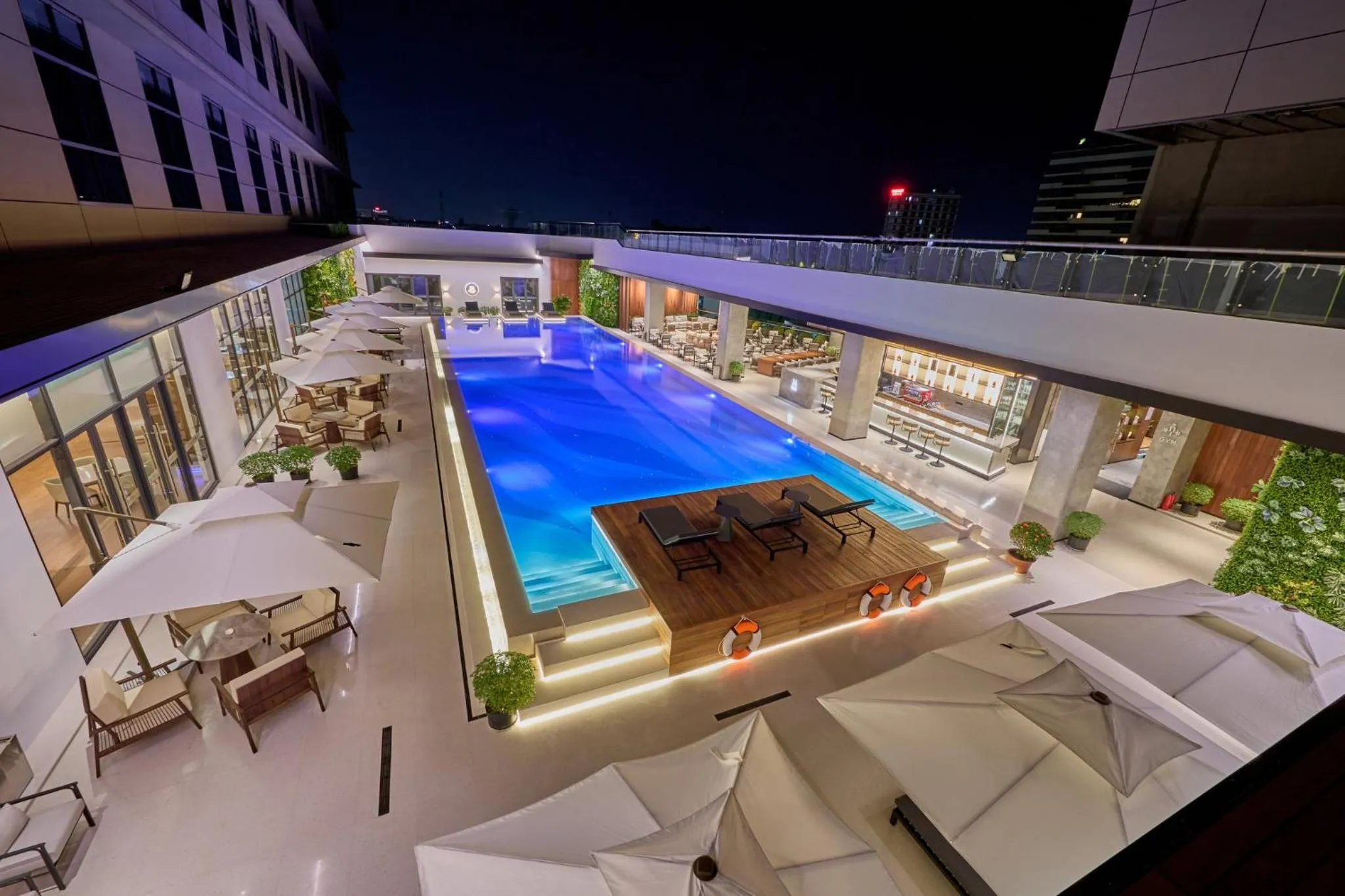 Swimming pool in Crowne Plaza Phnom Penh by IHG 金边皇冠假日酒店 Former VM Hotel