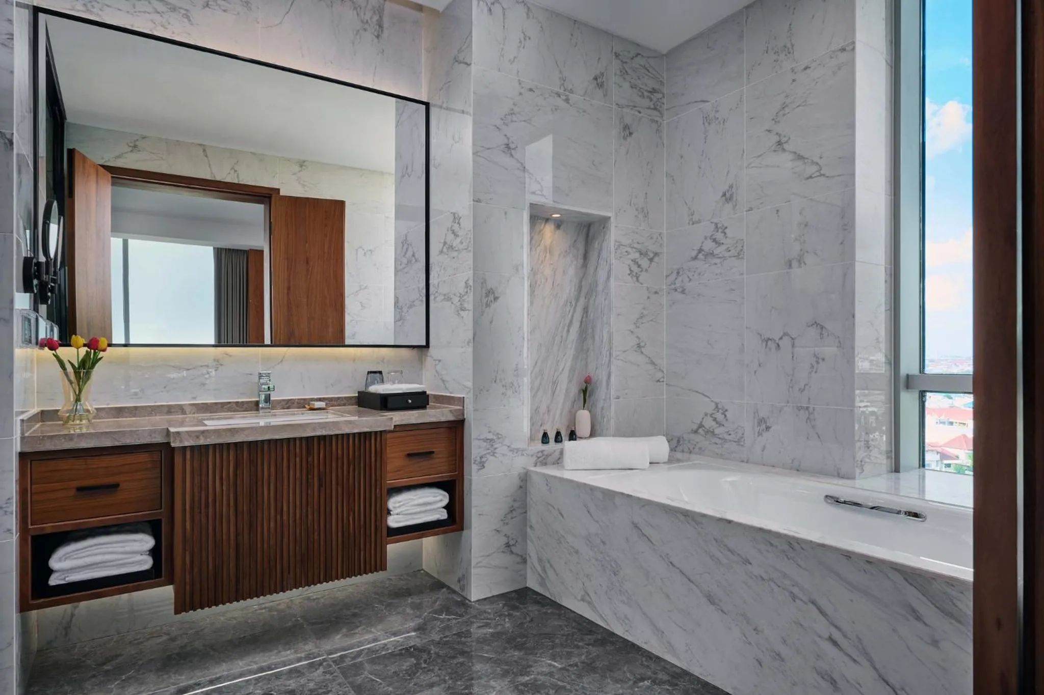 Photo of the whole room in Crowne Plaza Phnom Penh by IHG 金边皇冠假日酒店 Former VM Hotel