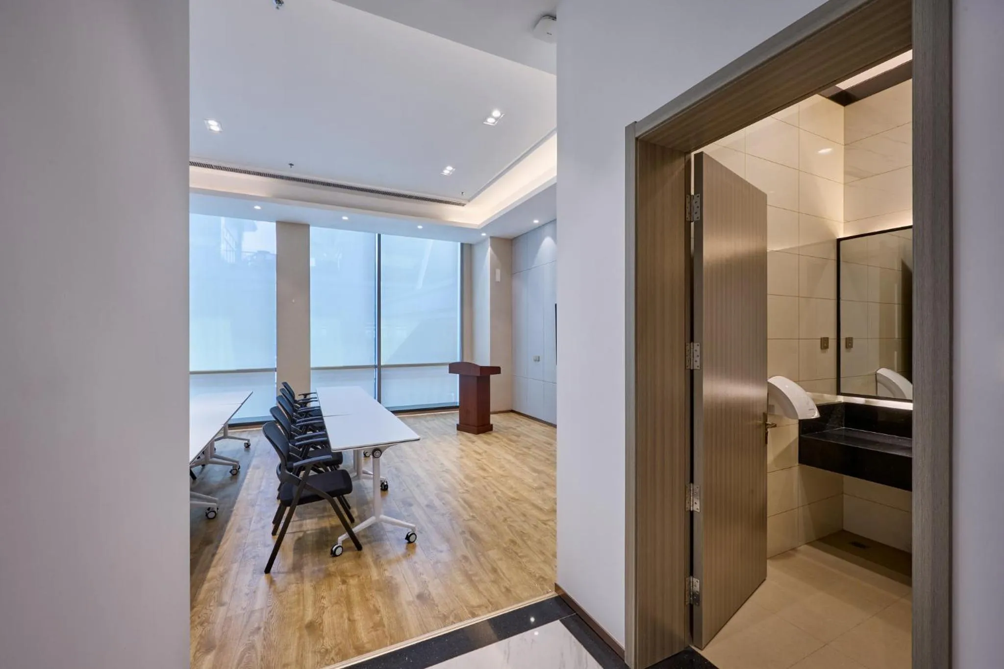 Meeting/conference room in Crowne Plaza Phnom Penh by IHG 金边皇冠假日酒店 Former VM Hotel