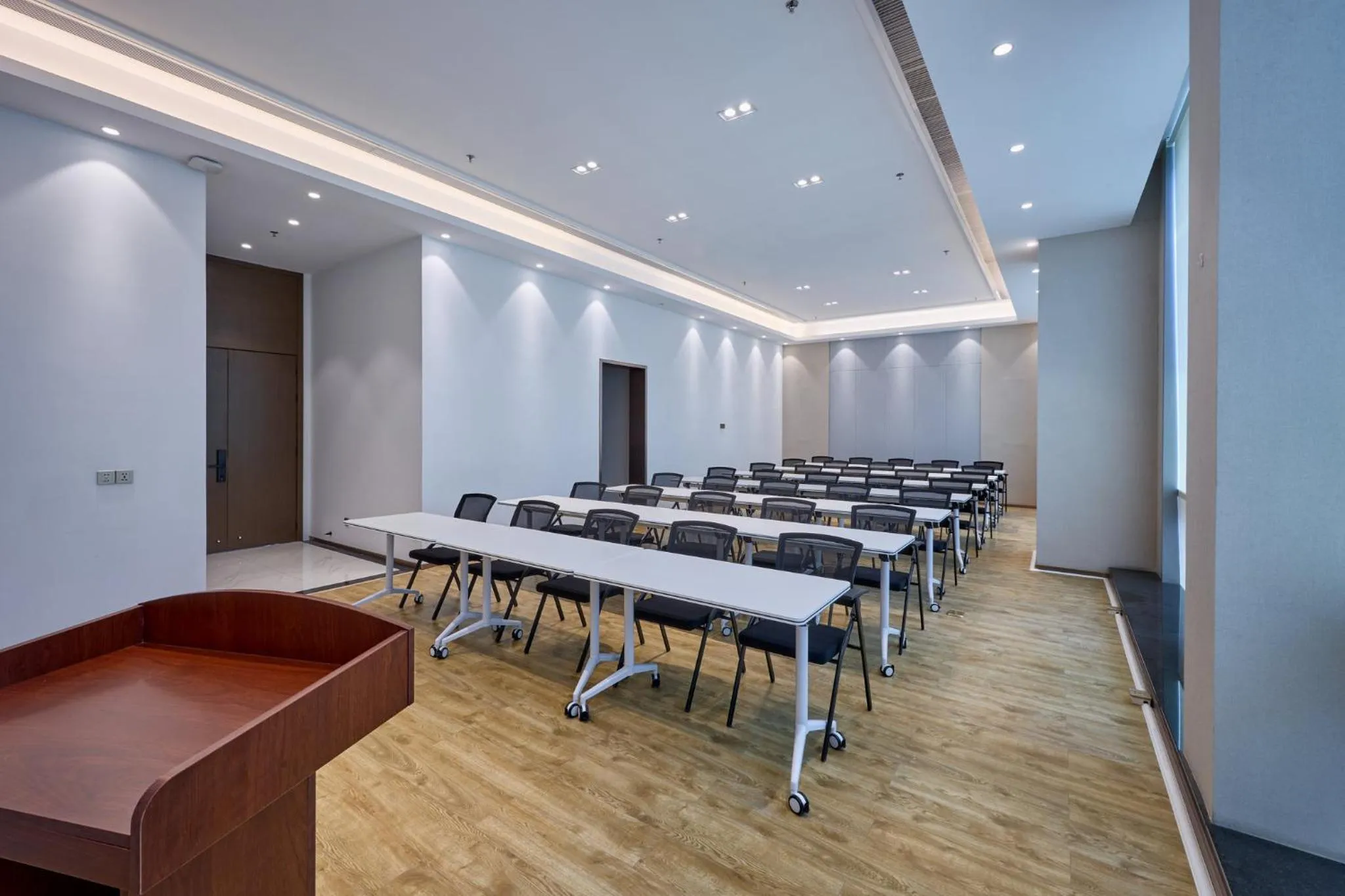 Meeting/conference room in Crowne Plaza Phnom Penh by IHG 金边皇冠假日酒店 Former VM Hotel