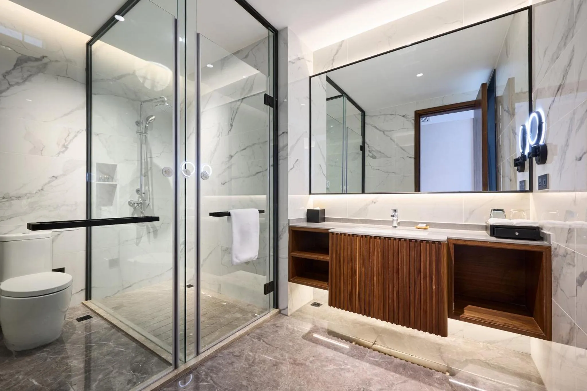 Bathroom in Crowne Plaza Phnom Penh by IHG 金边皇冠假日酒店 Former VM Hotel