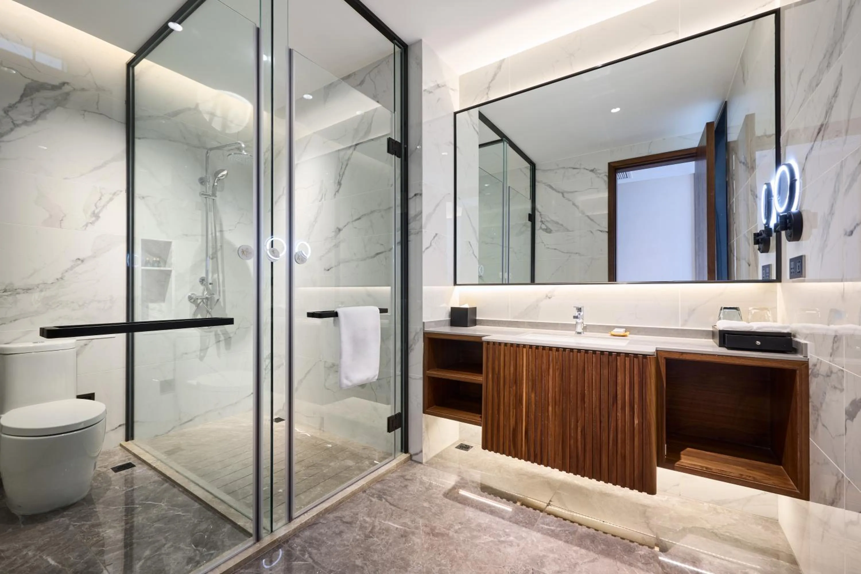 Bathroom in Crowne Plaza Phnom Penh by IHG 金边皇冠假日酒店 Former VM Hotel