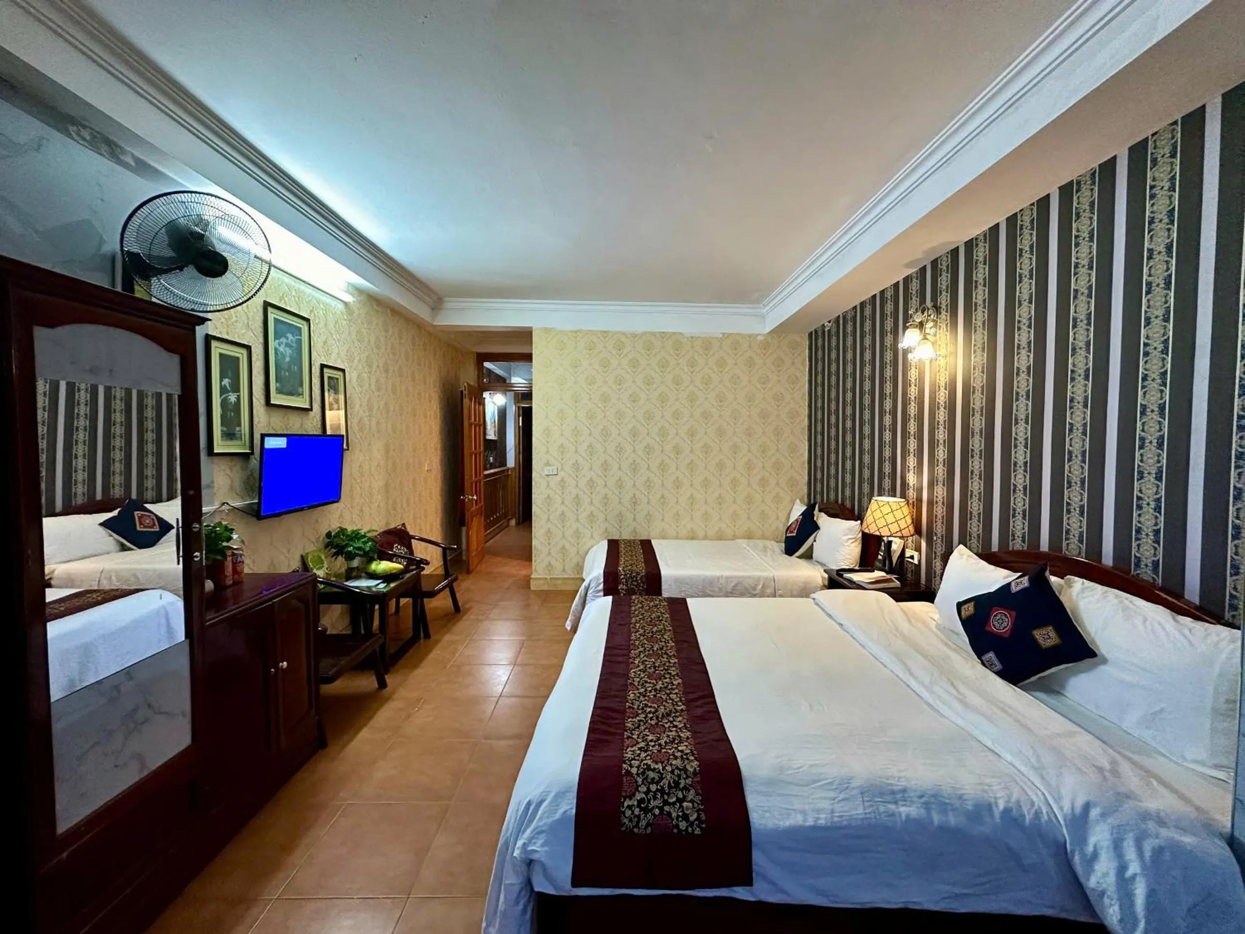 Communal lounge/ TV room, Bed in Hà Giang Hotel Sapa