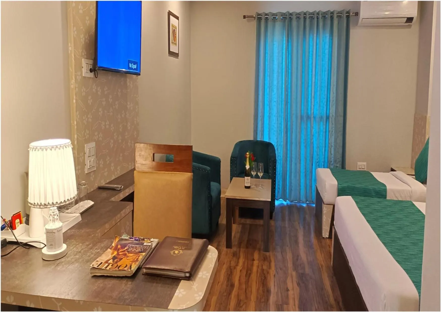 TV and multimedia, Bed in Hotel Square One by D'Polo Dharamshala