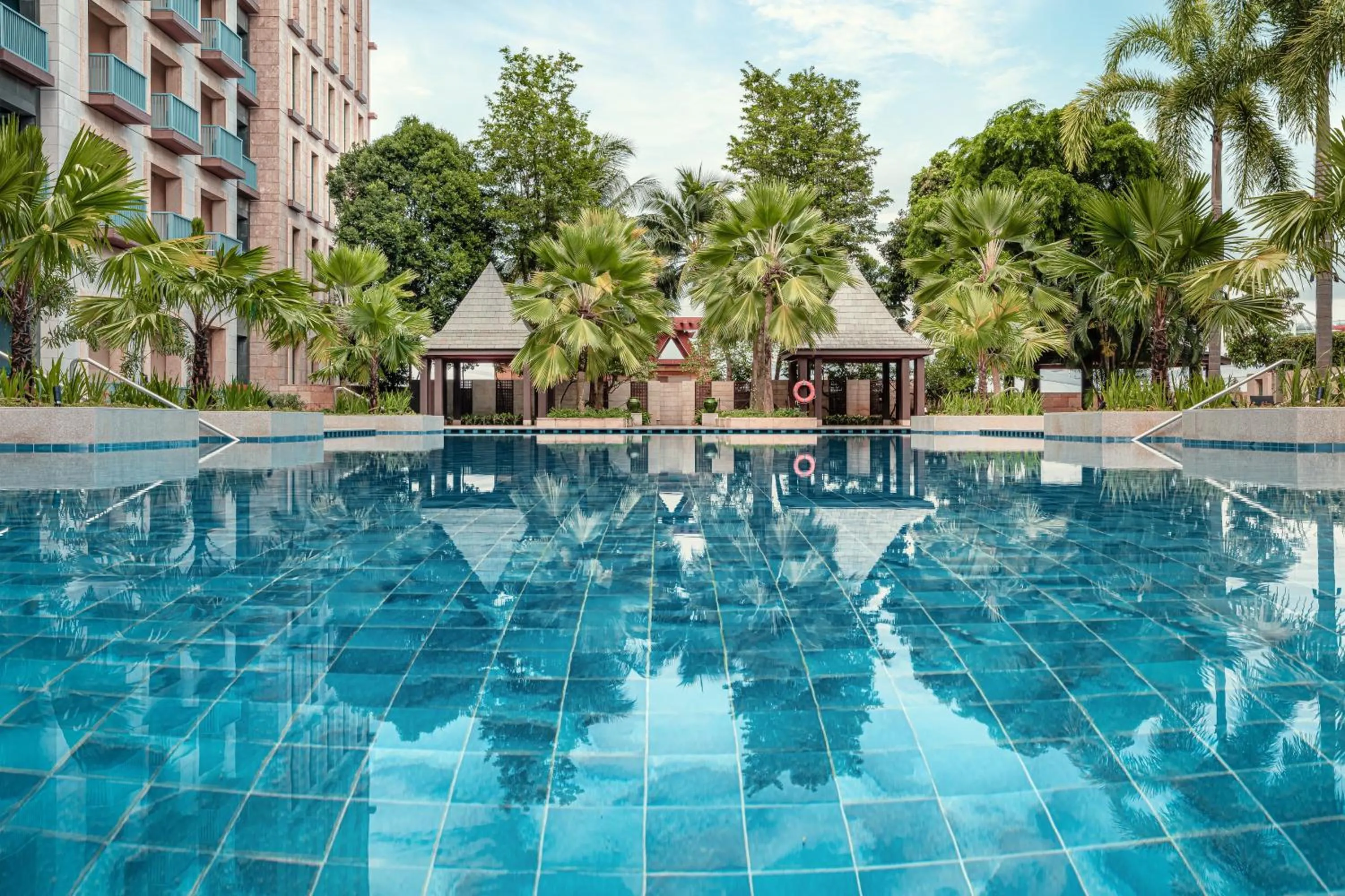 Swimming pool in Resorts World Sentosa - Hotel Ora