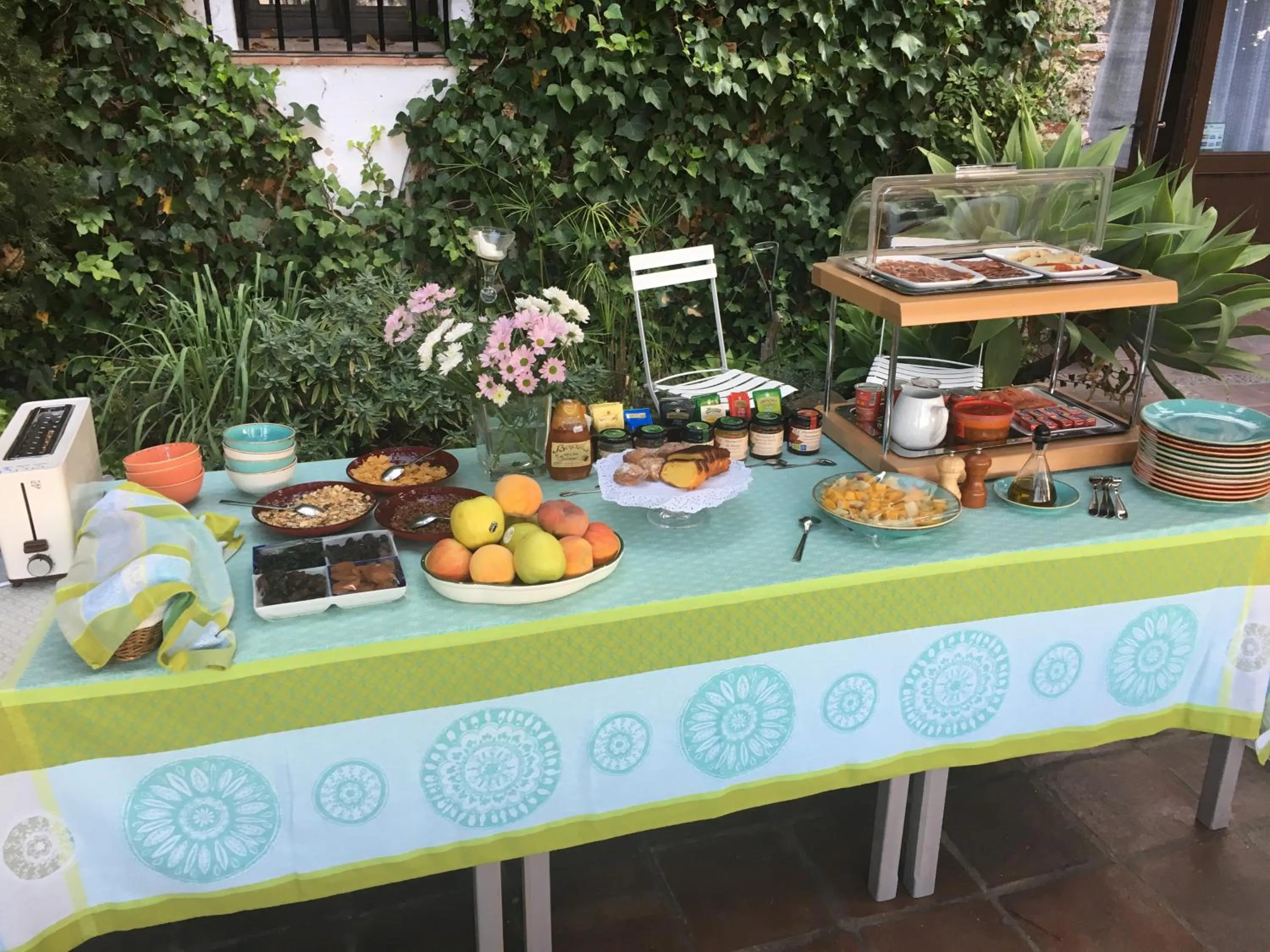 Buffet breakfast in La Fructuosa