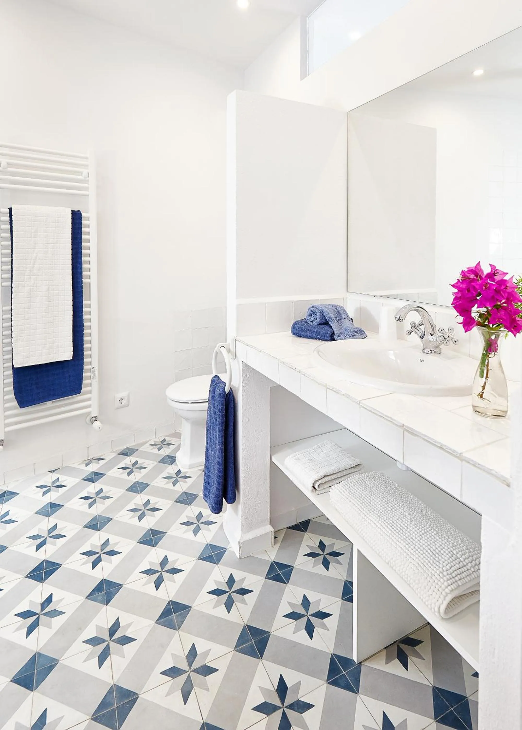 Bathroom, Bed in La Fructuosa