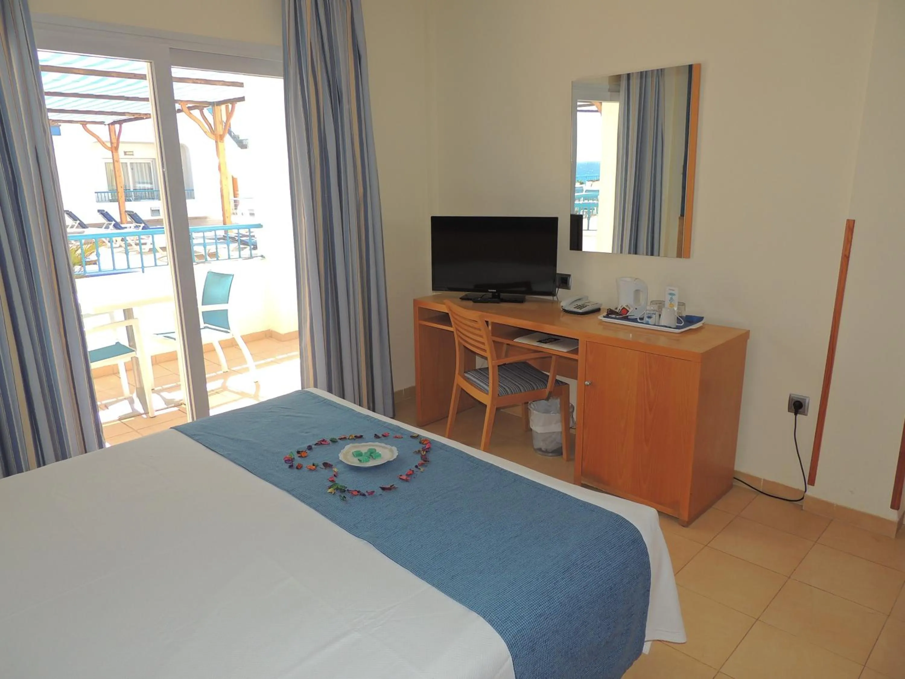 Bedroom, Bed in Hotel Punta del Cantal