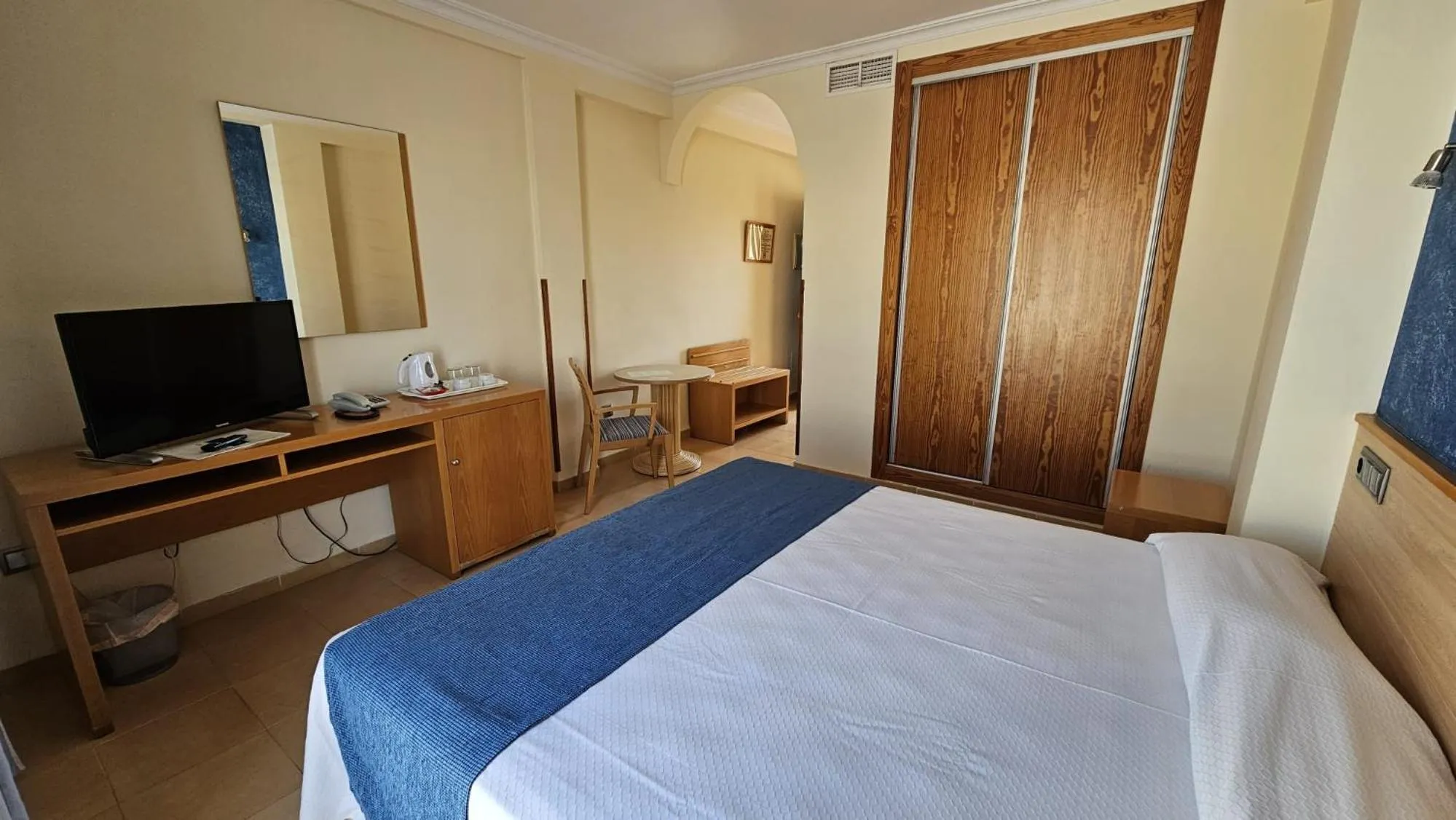 Bedroom, Bed in Hotel Punta del Cantal