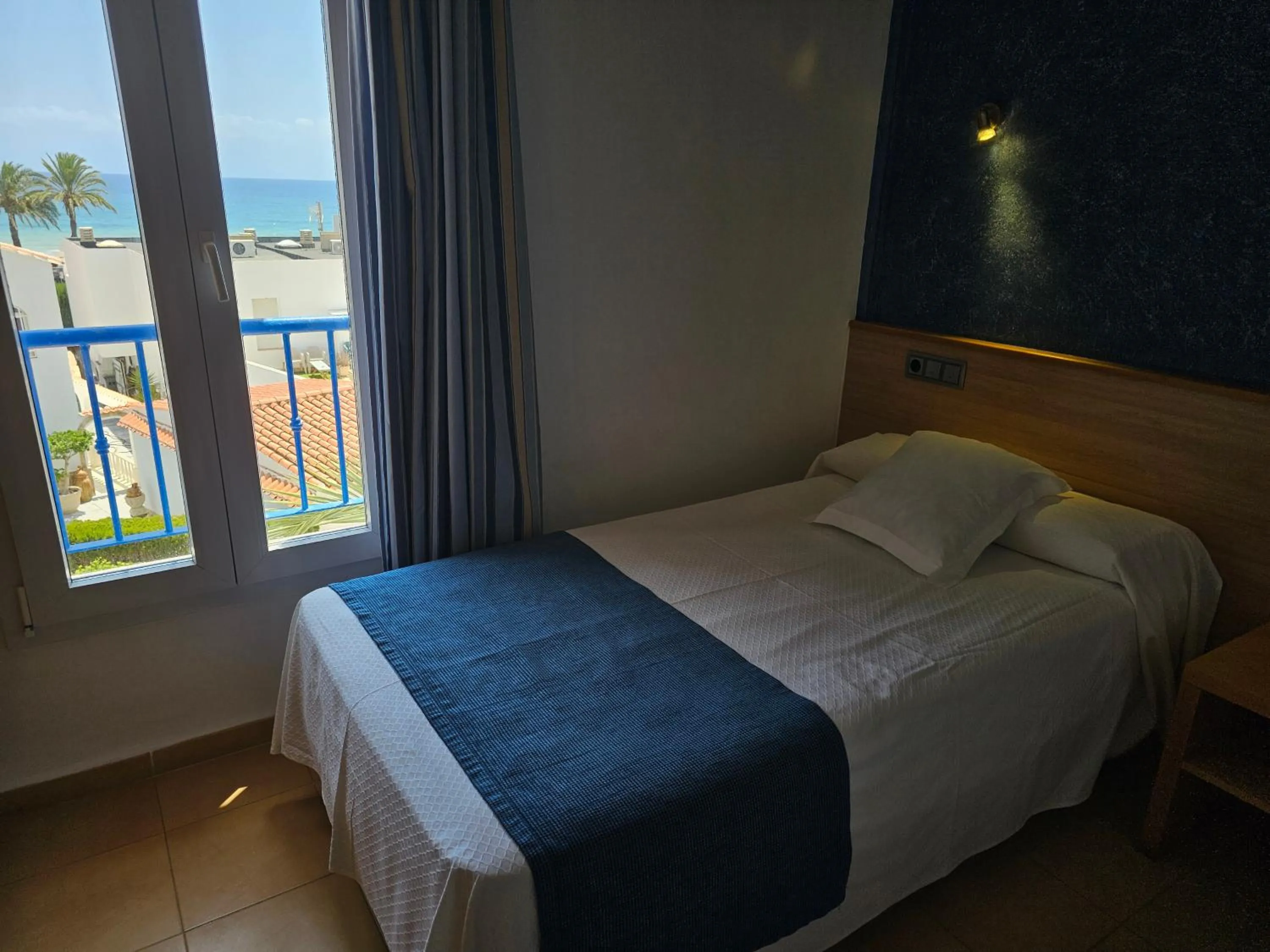 Bedroom, Bed in Hotel Punta del Cantal