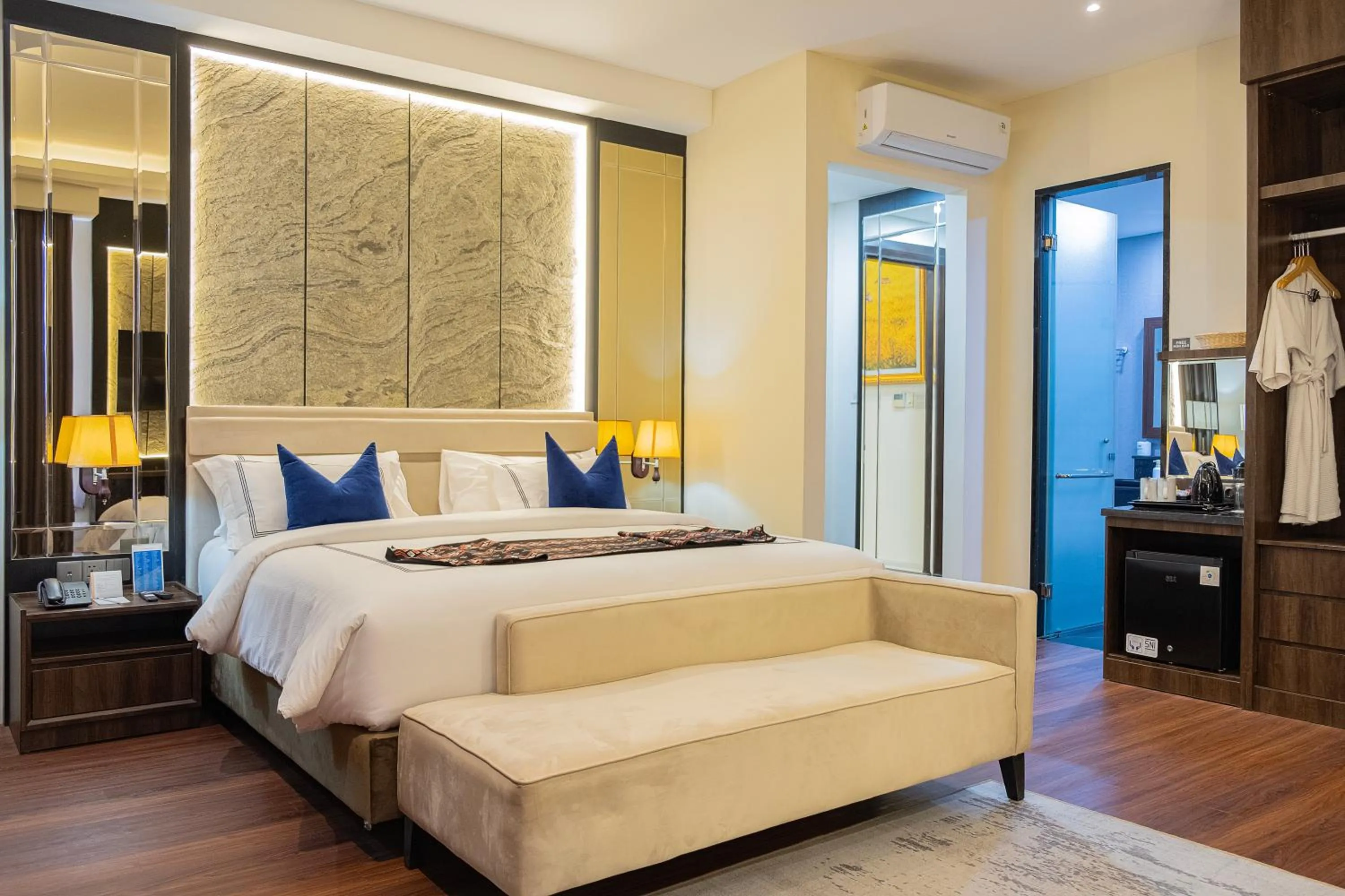 Bed in BEST WORLD KINDAI HOTEL