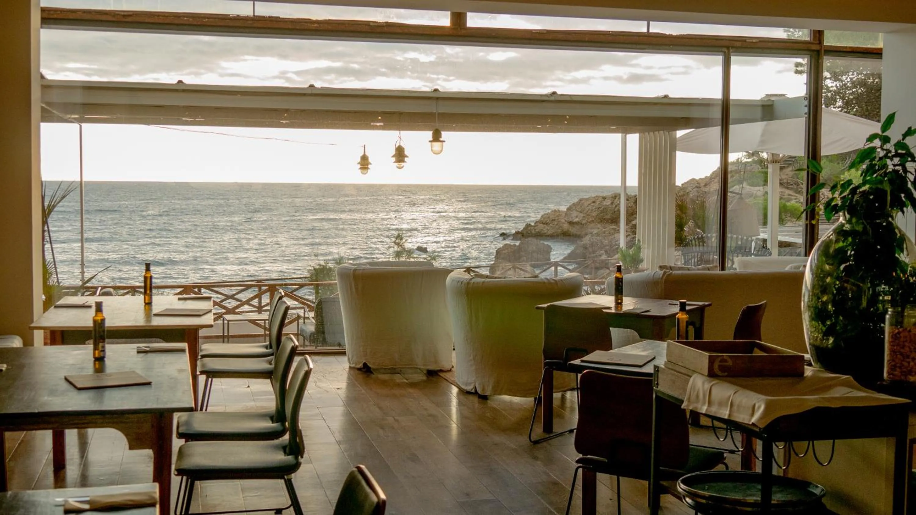 Restaurant/places to eat in Hostal Empúries