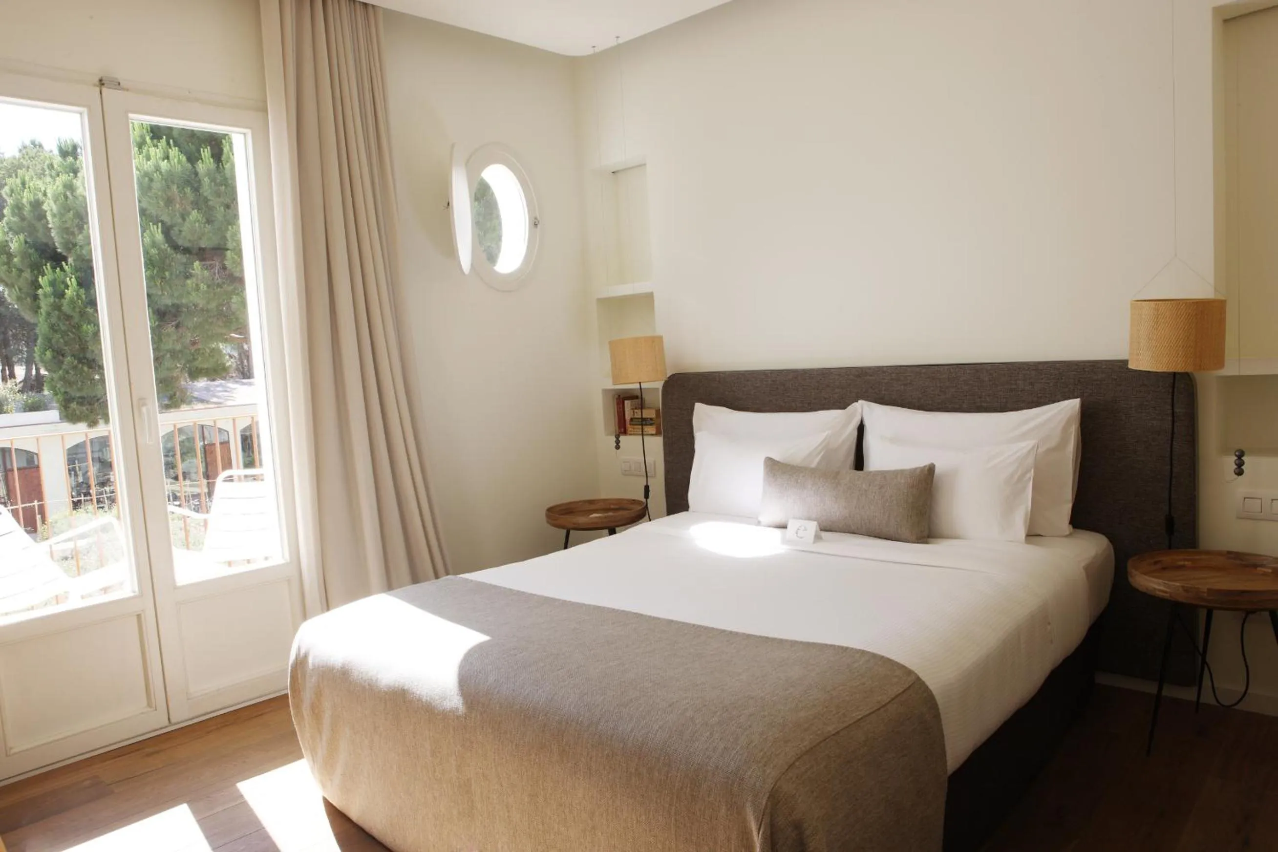 Photo of the whole room, Bed in Hostal Empúries