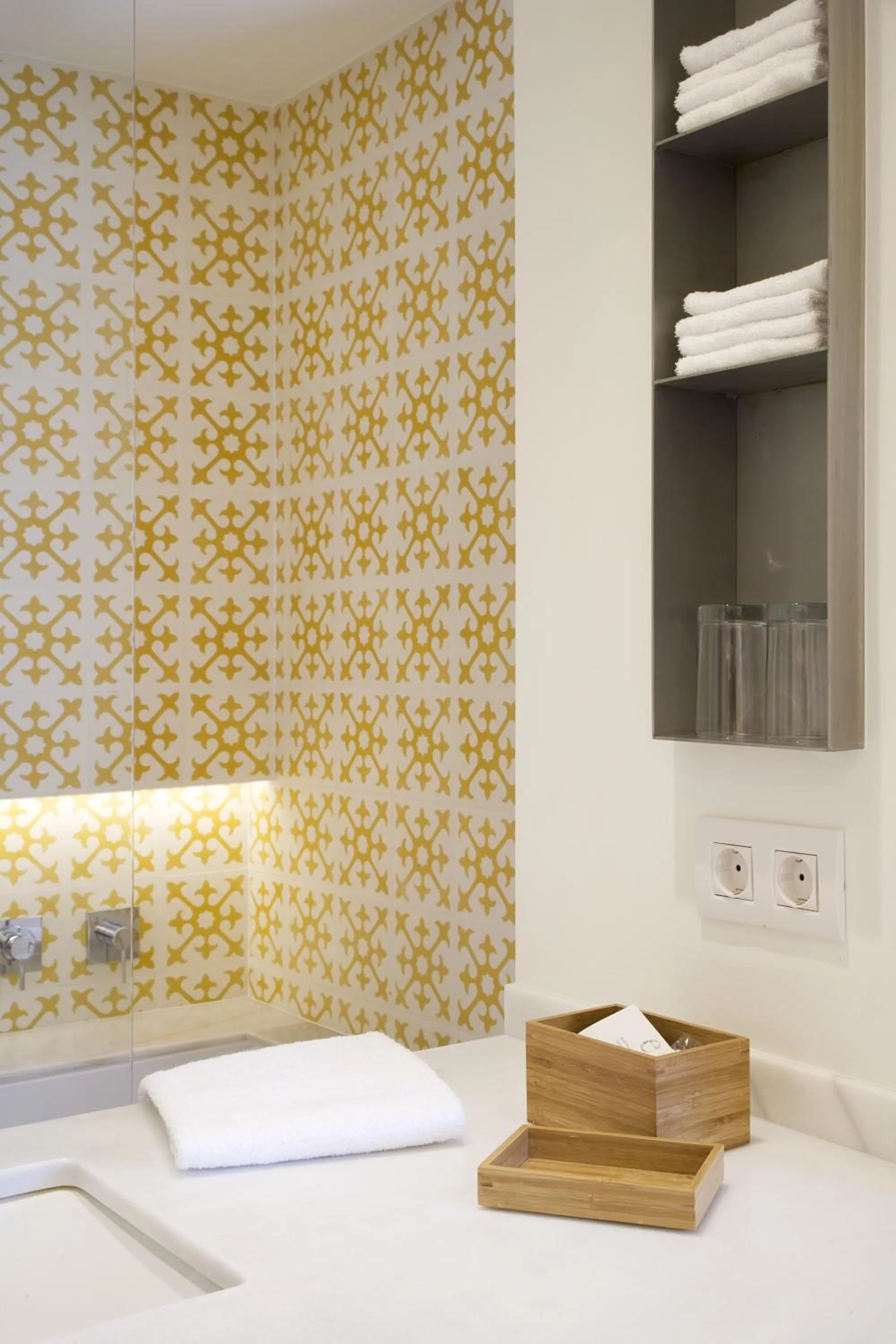 Photo of the whole room, Bed in Hostal Empúries