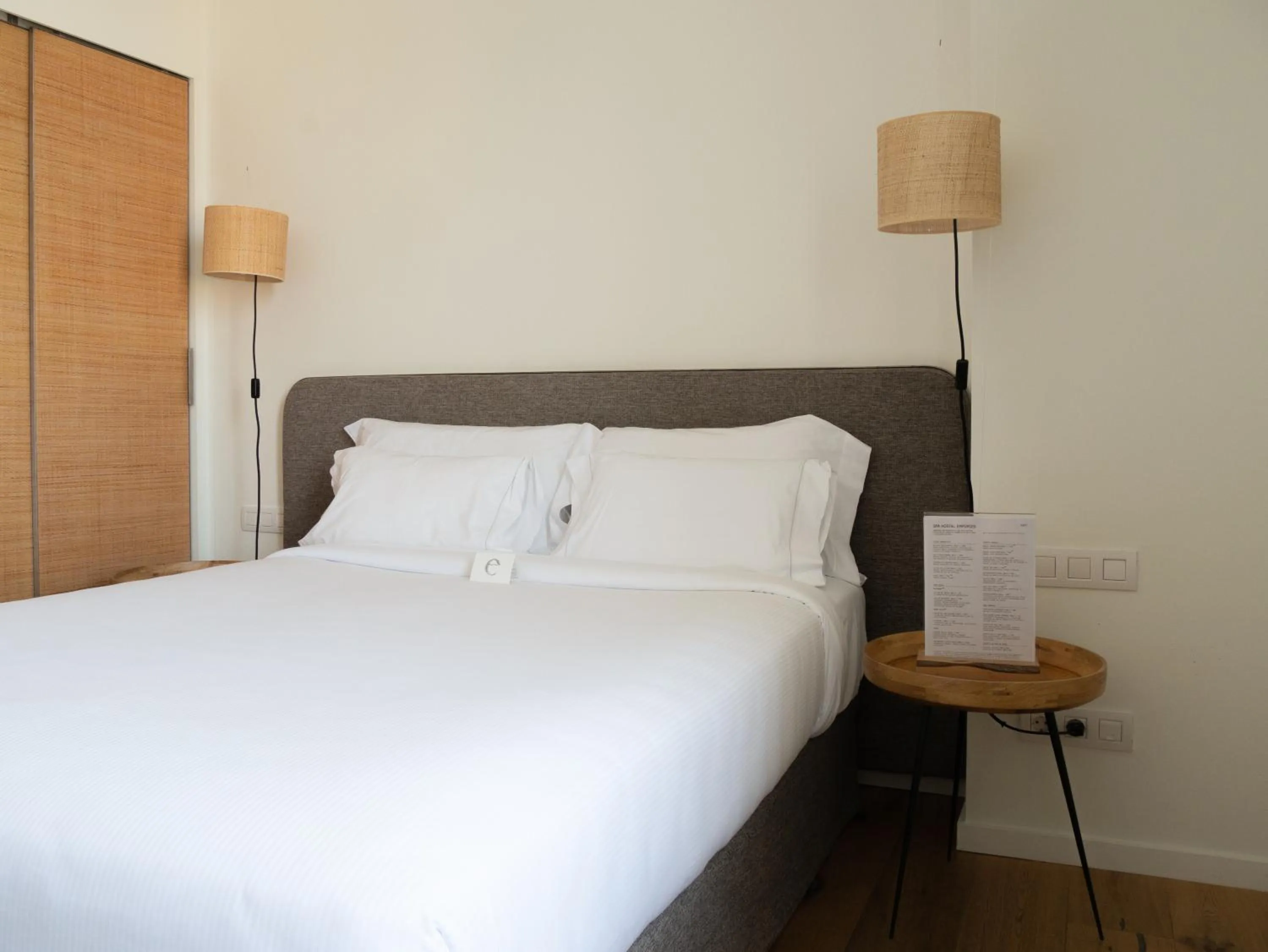 Bed in Hostal Empúries