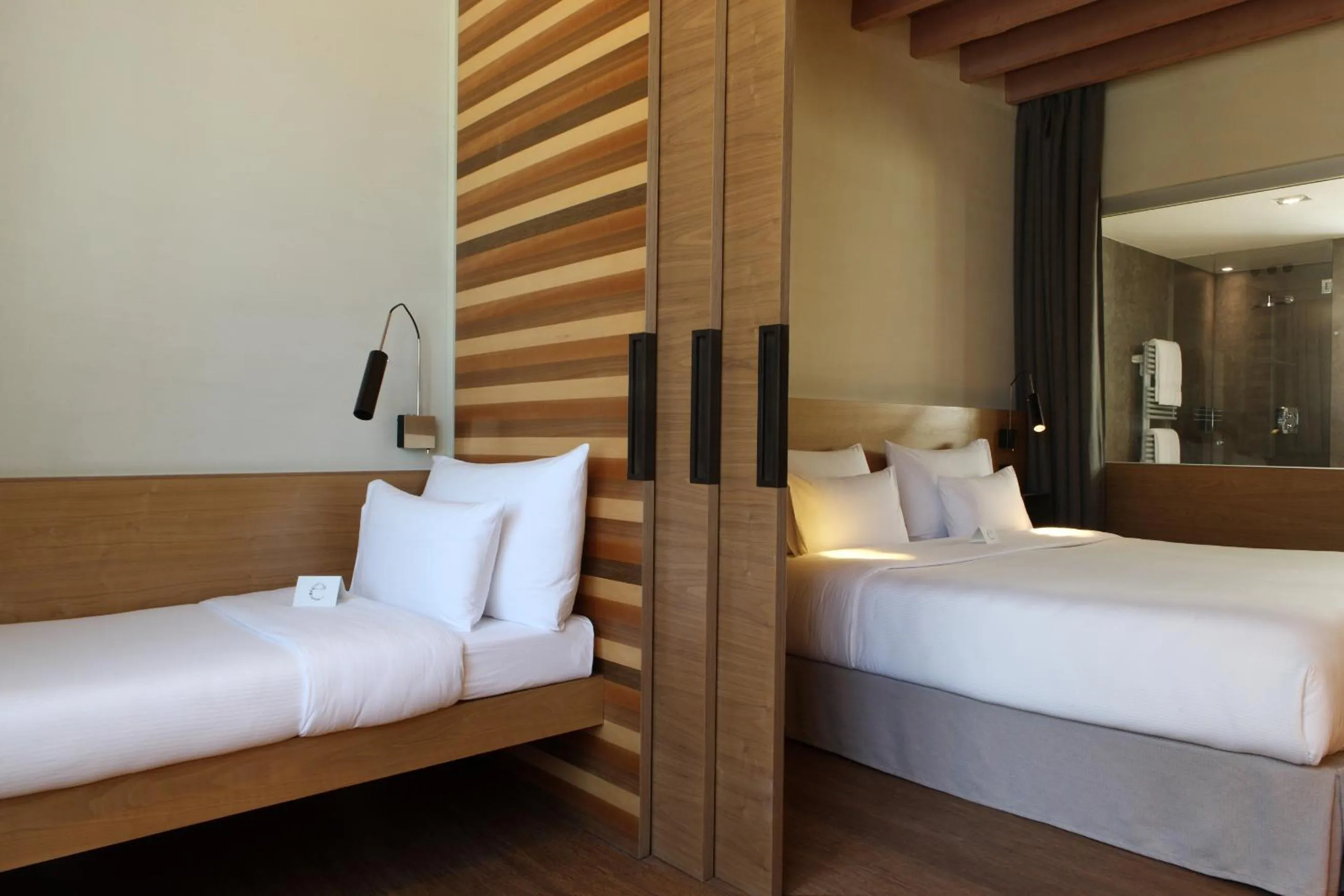 Photo of the whole room, Bed in Hostal Empúries