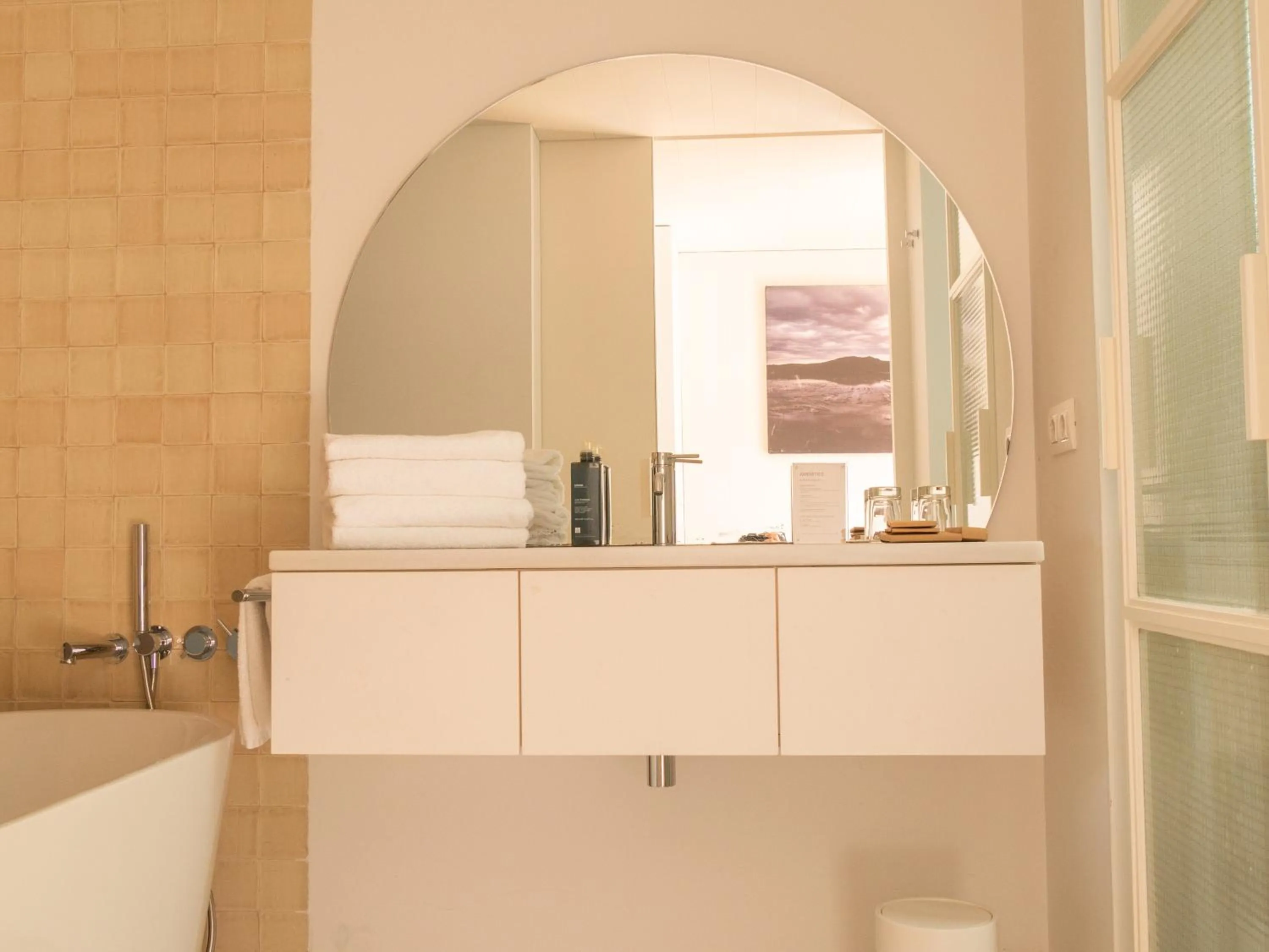 Toilet in Hostal Empúries