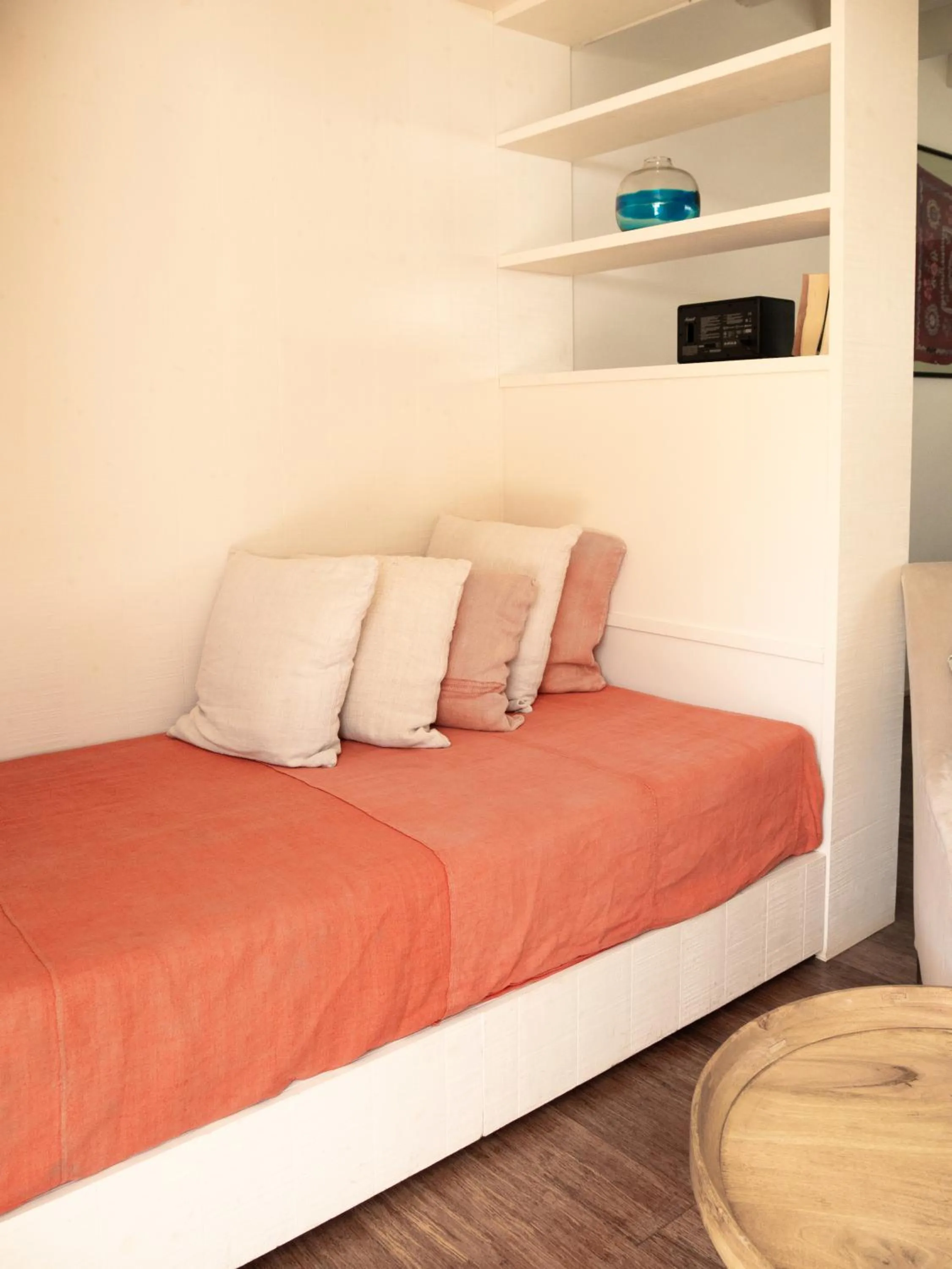 Living room, Bed in Hostal Empúries