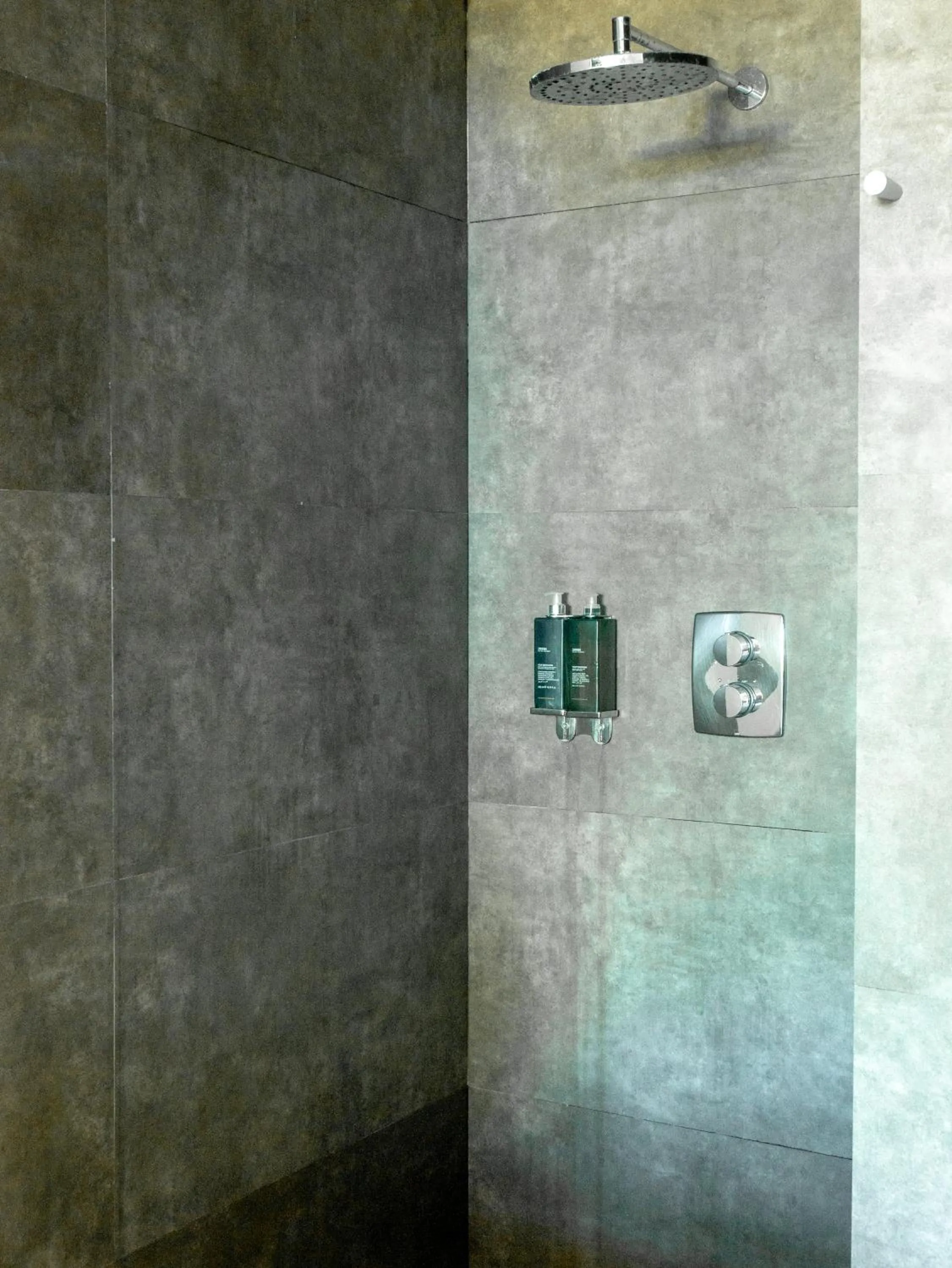 Shower in Hostal Empúries